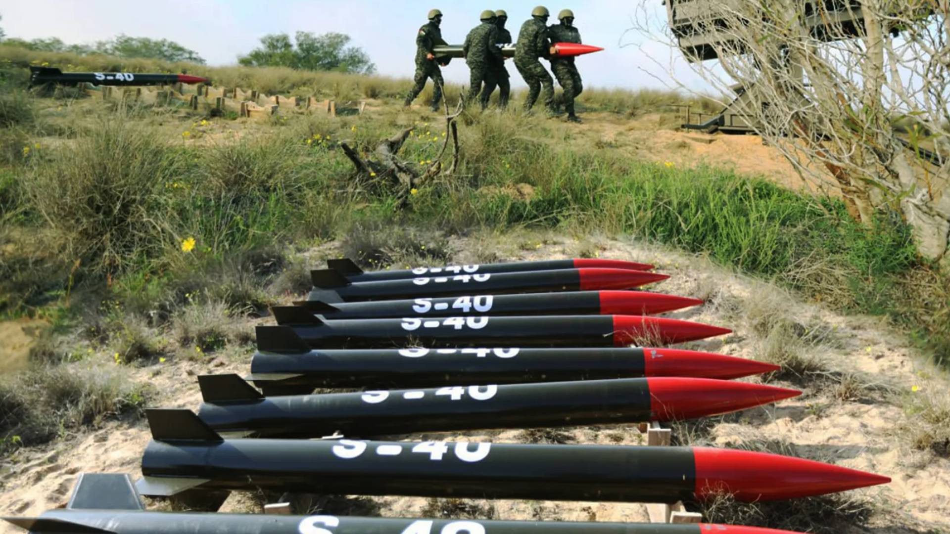 مجموعة صواريخ تجهزها كتائب القسام لاطلاقها باتجاه المدن المحتلة.. ارشيفية