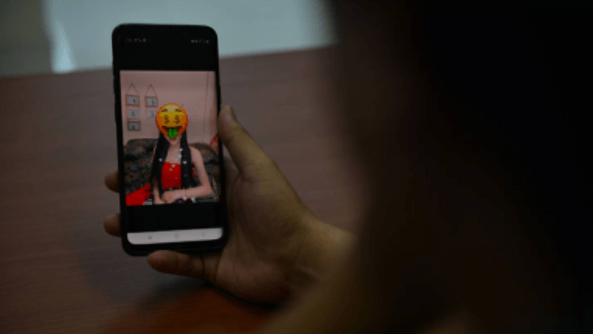 تطبيقات تروج للدعارة - تعبيرية