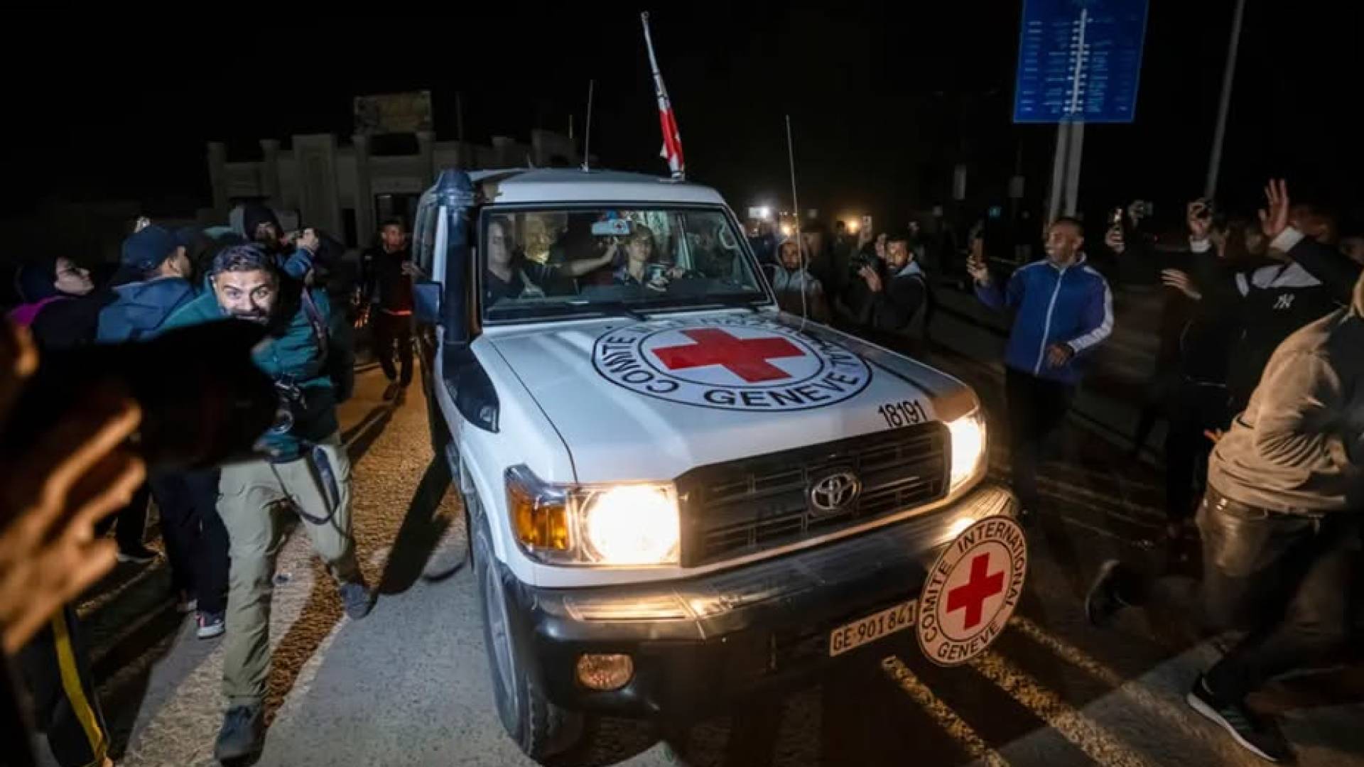 نقل المحتجزين في مركبات الصليب الأحمر