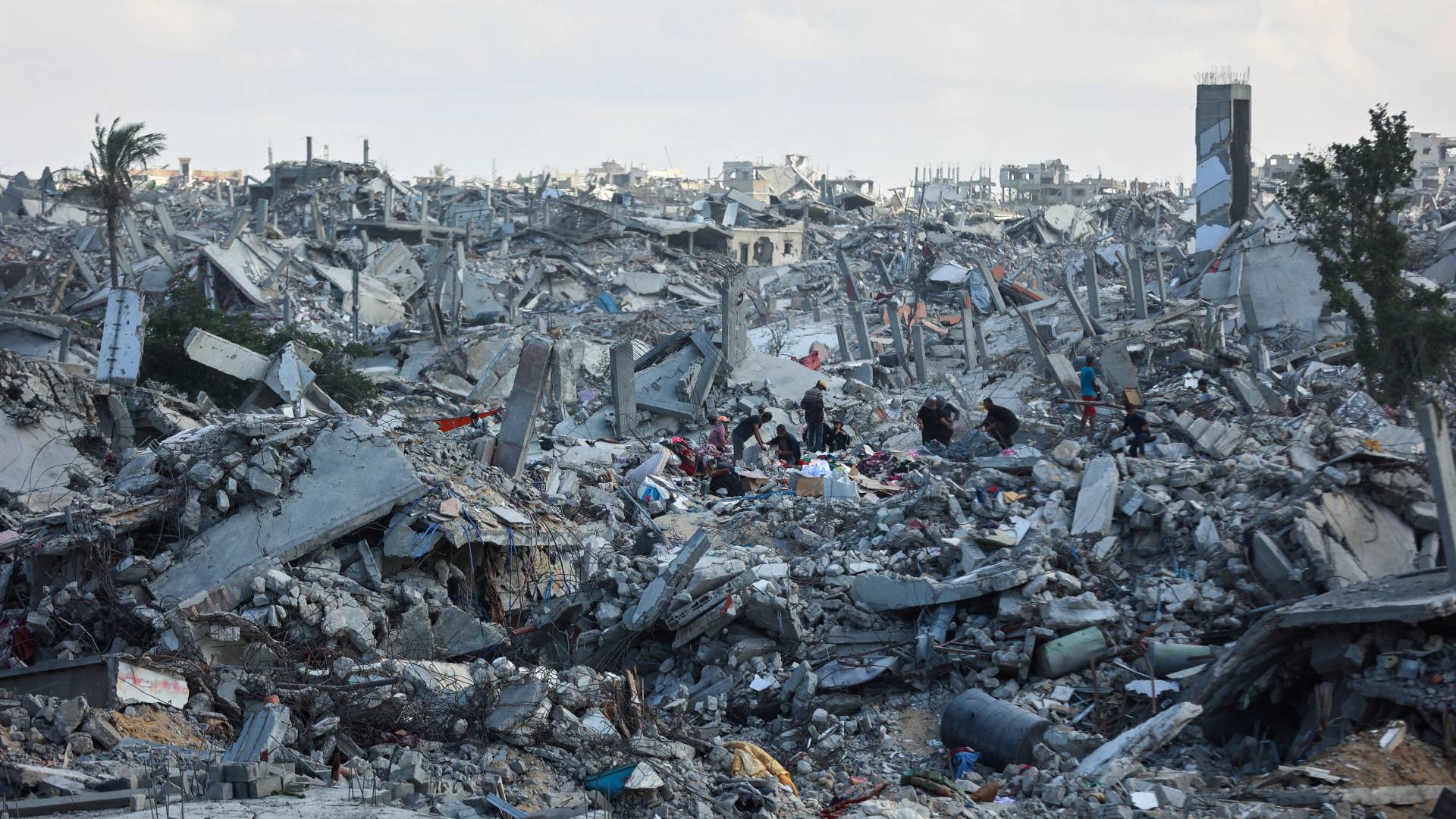 فلسطينيون بين أنقاض المباني وسط الدمار الواسع نتيجة قصف الاحتلال في خان يونس جنوب قطاع غزة