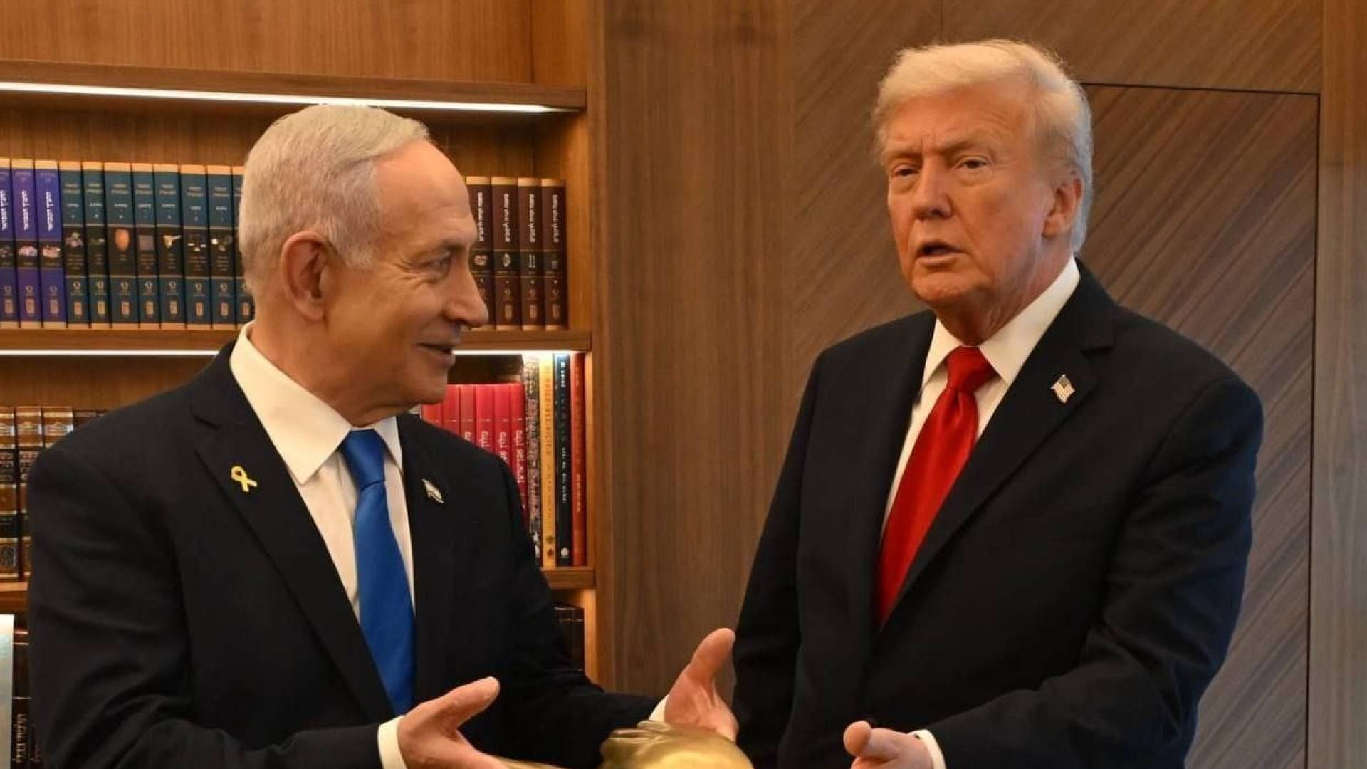 تنياهو يهدي ترمب تمثال "حمامة السلام"