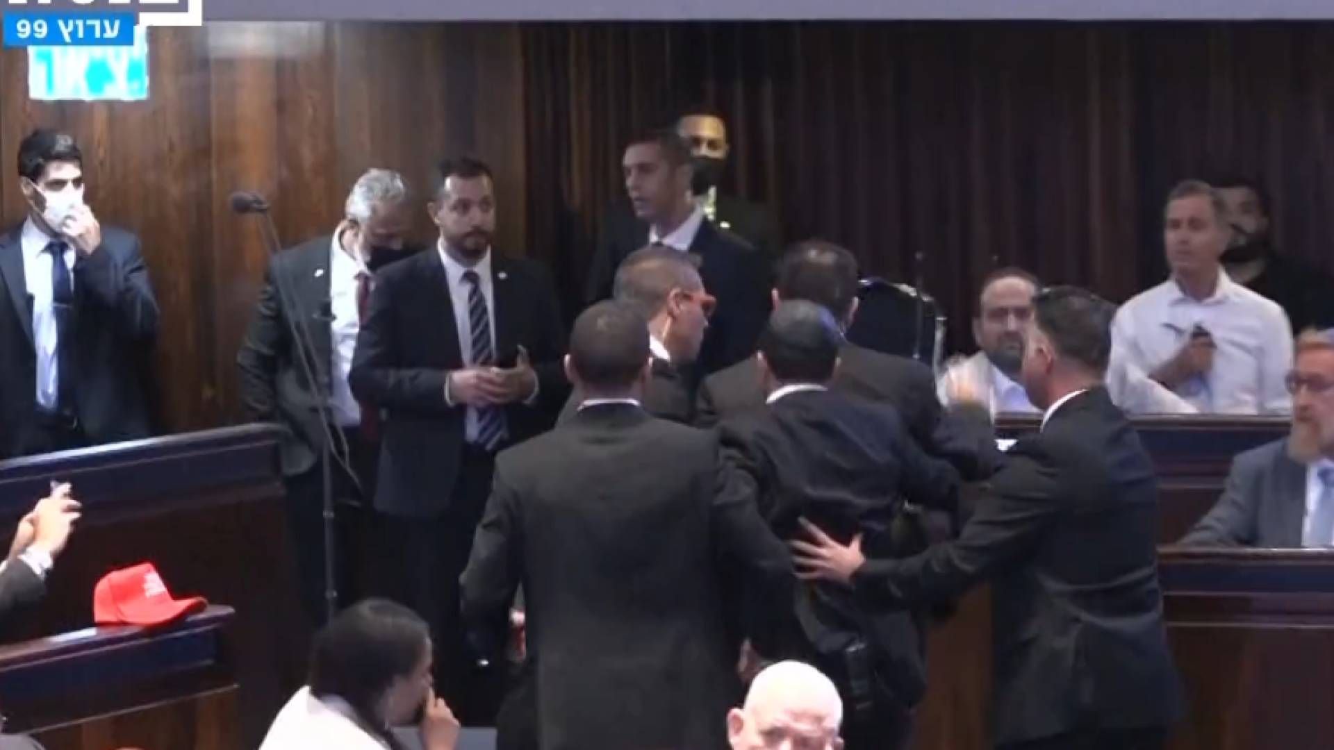 "طرد" أيمن عودة وعوفر كاسيف من الكنيست بعد مقاطعتهما خطاب ترمب - صور