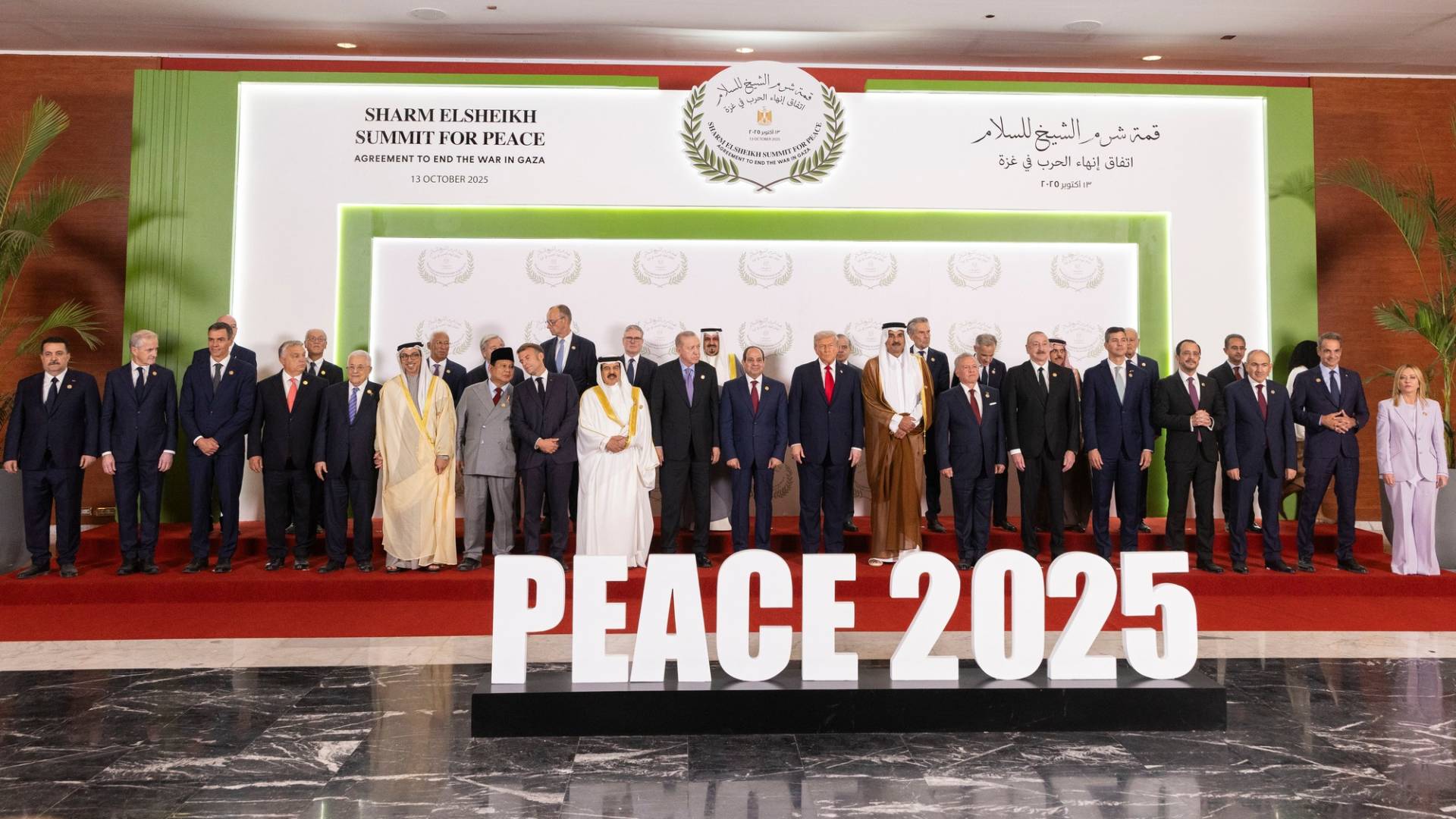 الملك عبدالله الثاني في صورة جماعية مع قادة الدول ورؤساء الوفود المشاركة في قمة شرم الشيخ للسلام في مصر 