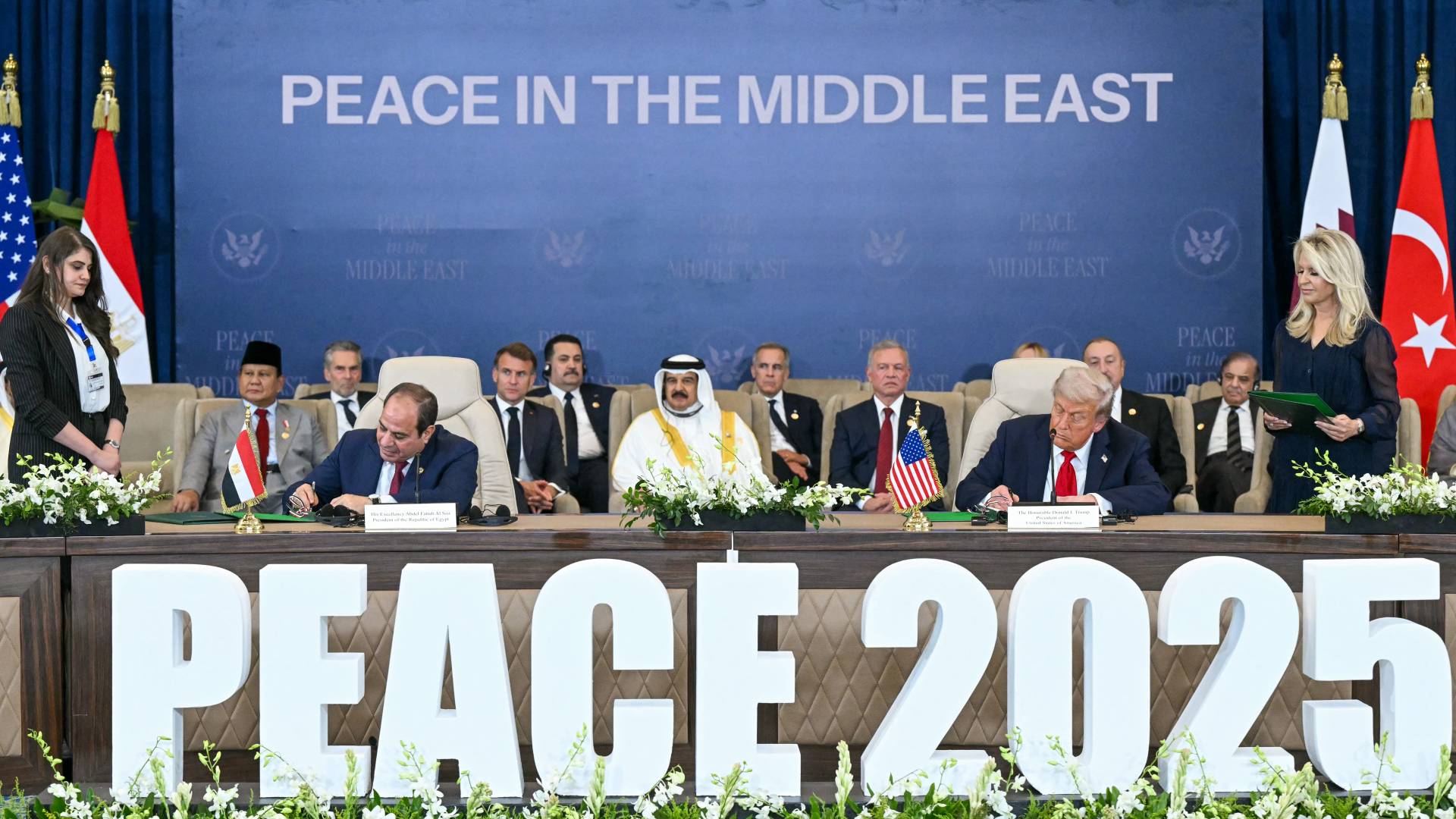 زعماء دول يوقعون وثائق خلال قمة حول غزة في شرم الشيخ