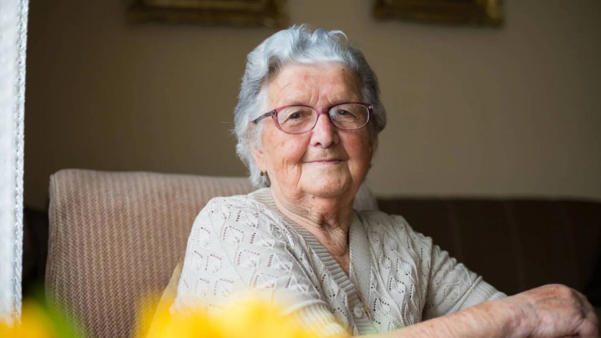 سيدة كبيرة بالعمر