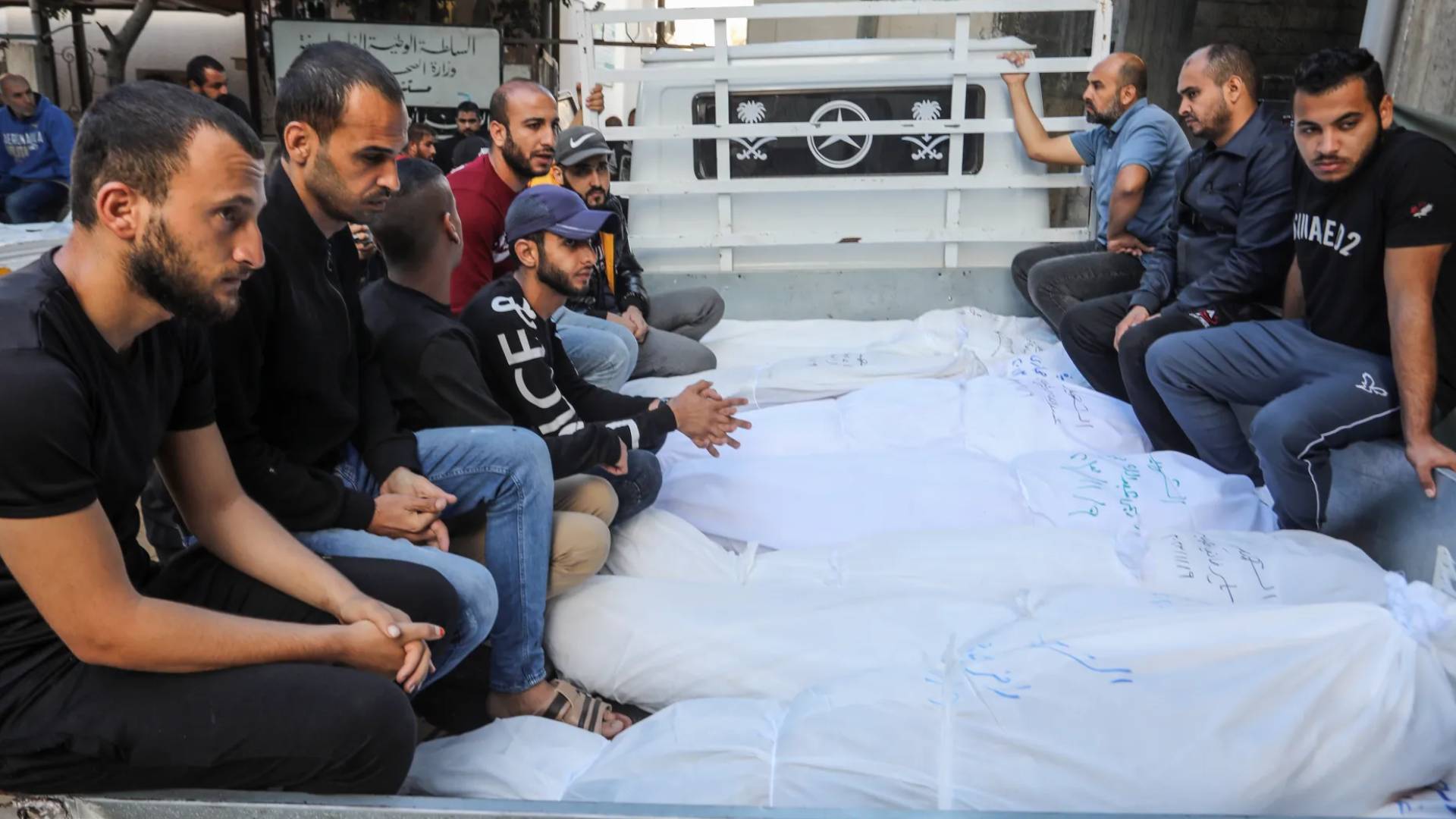 نقل رفات عدد من الشهداء لدفنها في مدينة غزة
