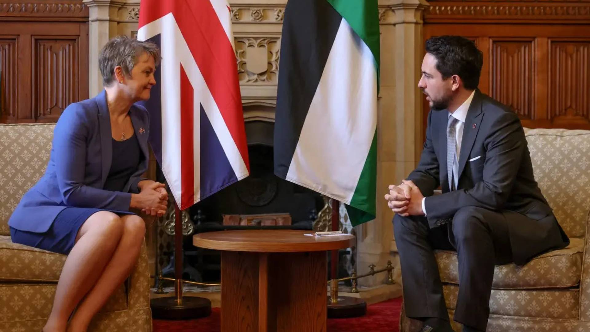 ولي العهد يجتمع بوزيرة الشؤون الخارجية البريطانية