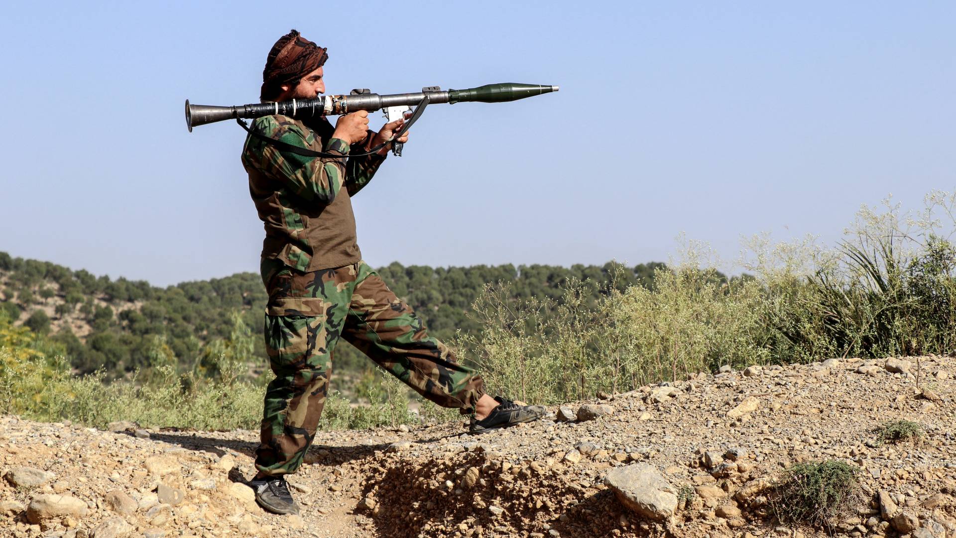 أحد أفراد أمن طالبان يحمل (RPG) أثناء وقوفه حارسًا في منطقة زازاي ميدان بالقرب من الحدود الأفغانية الباكستانية