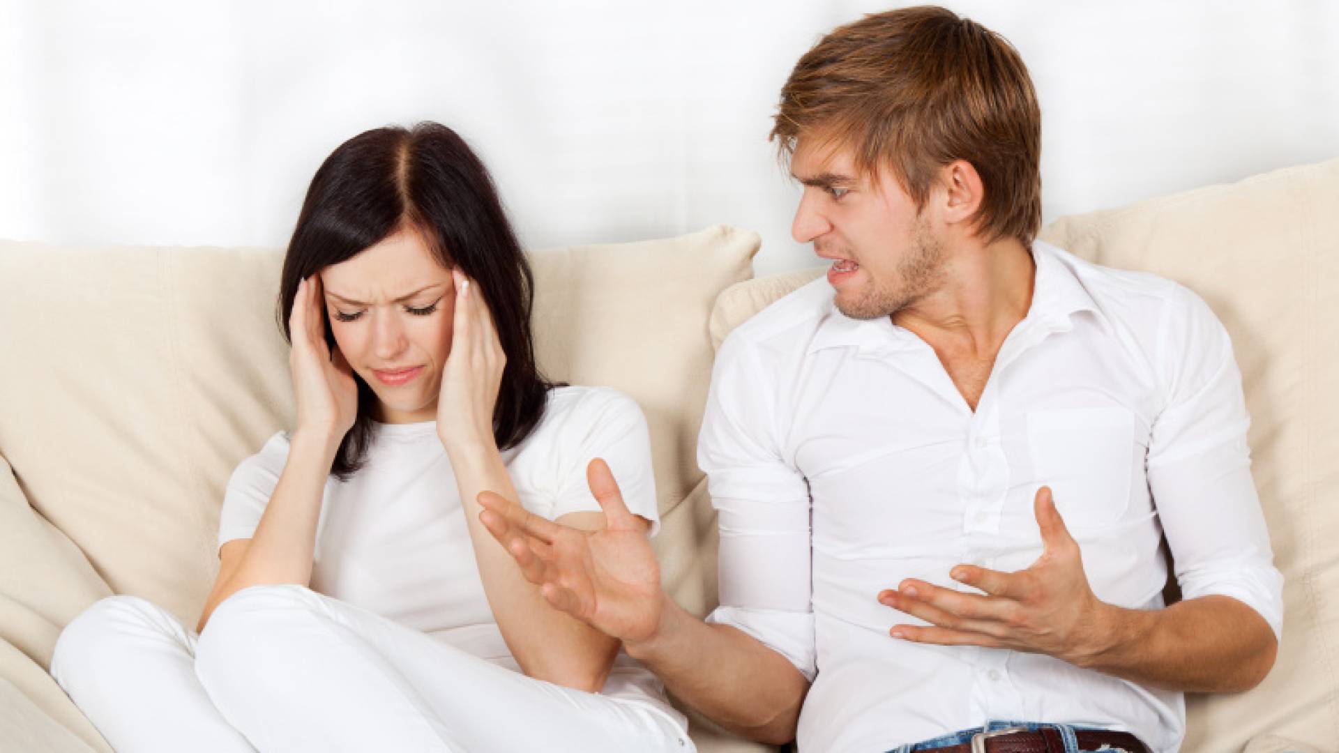 زوج يهدد زوجته.. تعبيرية