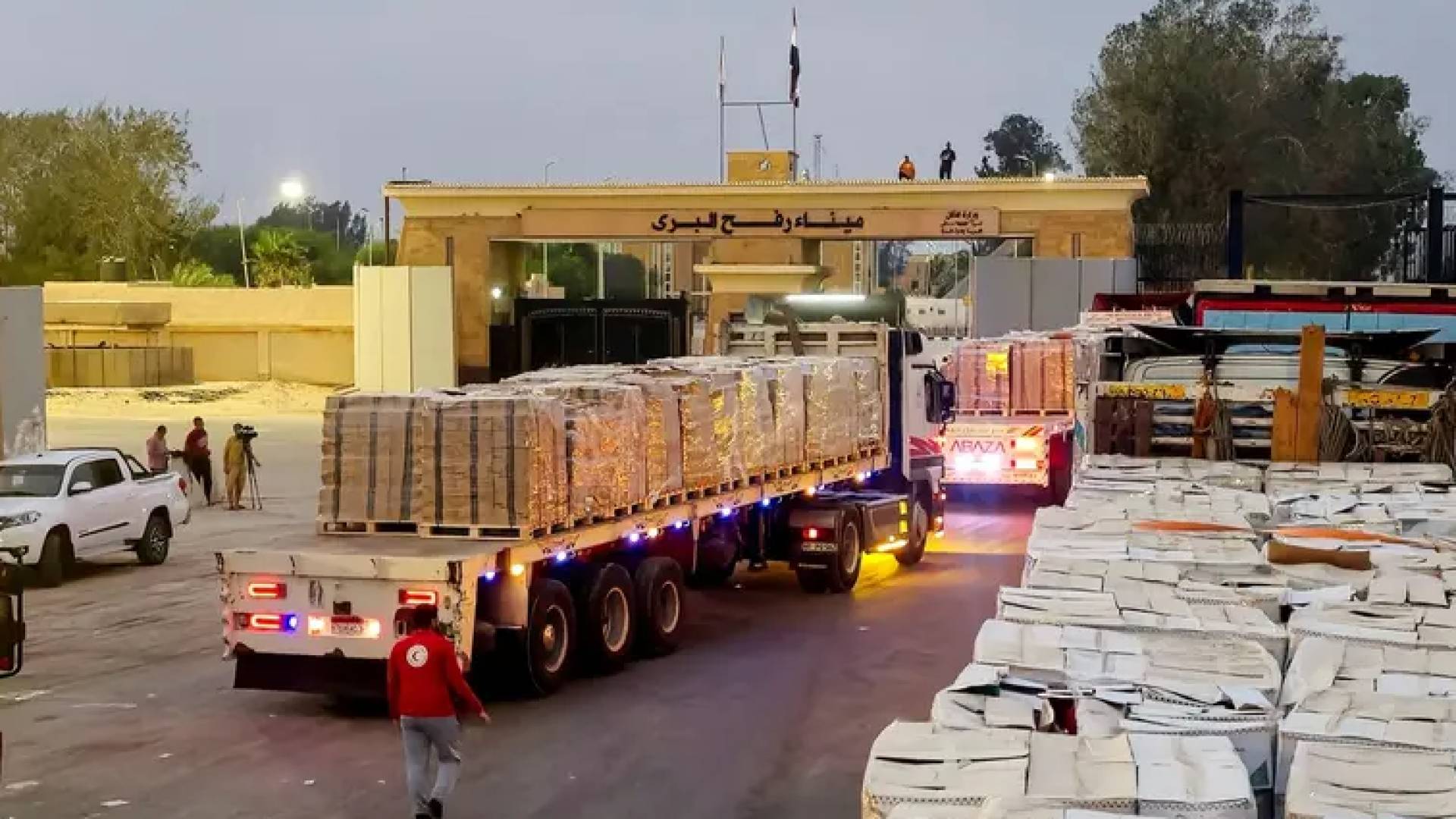 شاحنات المساعدات تصطف عند معبر رفح