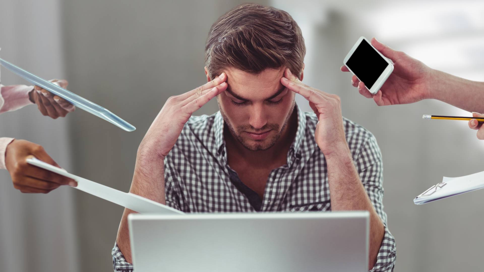 صورة تعبيرية عم الإرهاق بالعمل