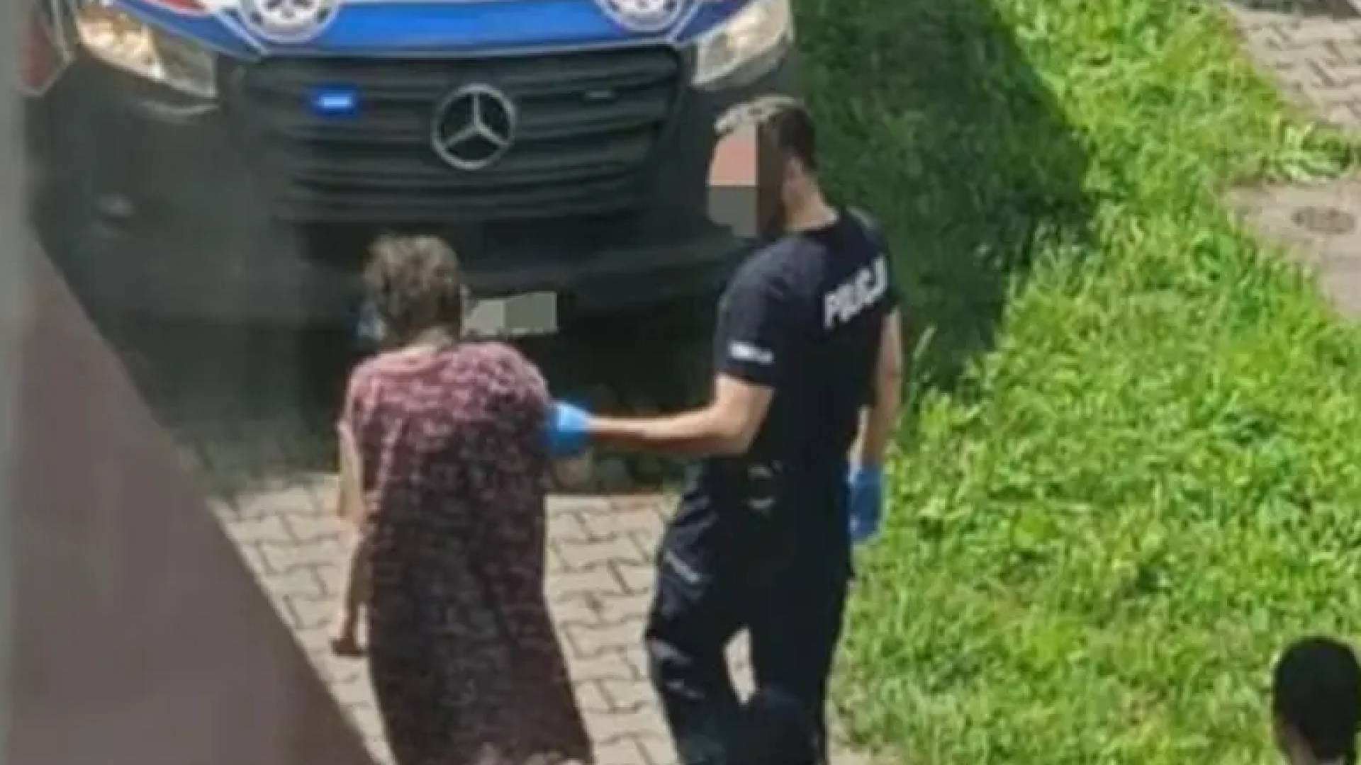 ميريلا بعد ان اخرجها رجال الأمن من الغرفة التي سجنت فيها
