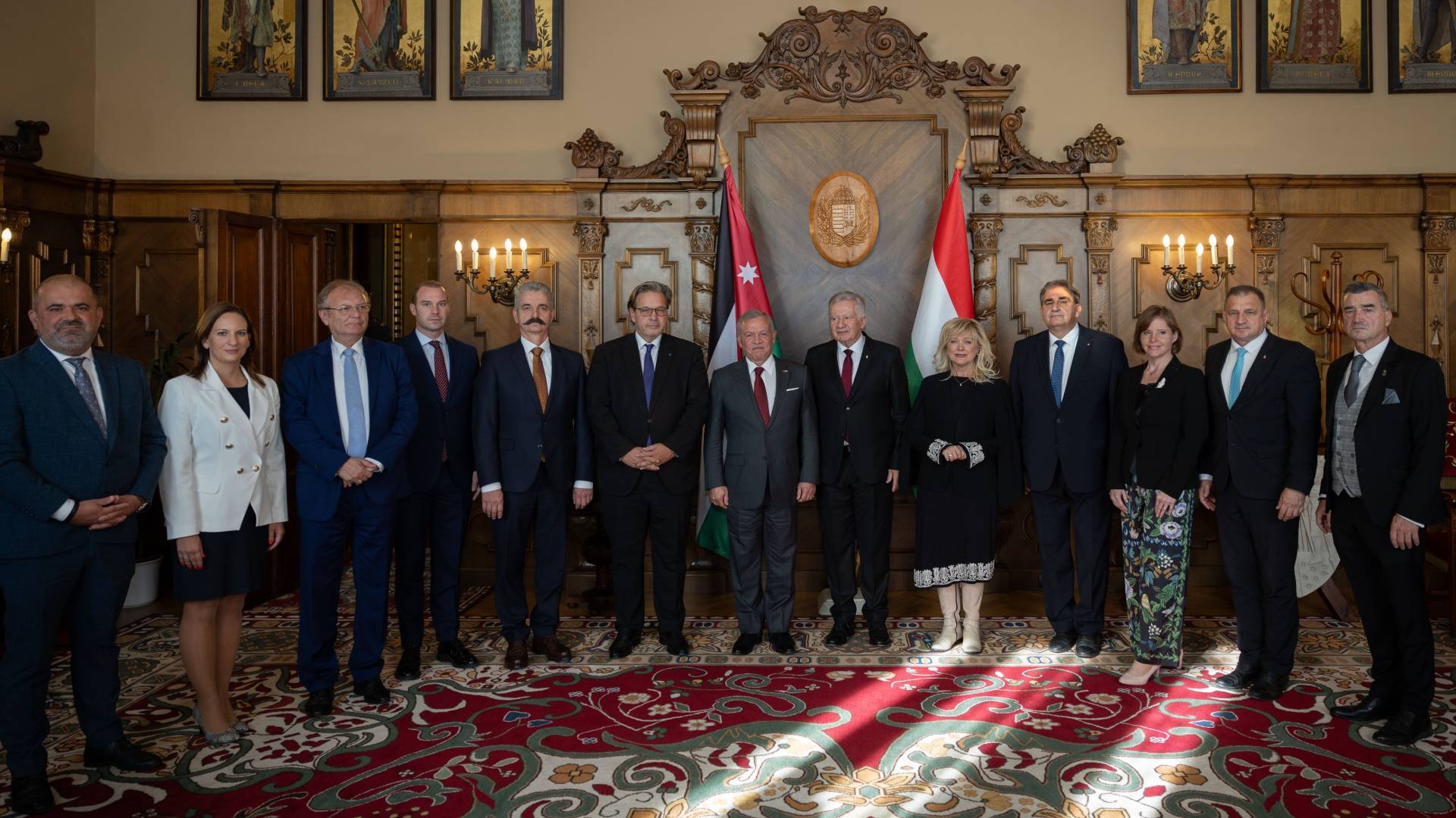 الملك يجتمع في بودابست بأعضاء في البرلمان الهنغاري لبحث التعاون ويدعو لدعم حقوق الفلسطينيين