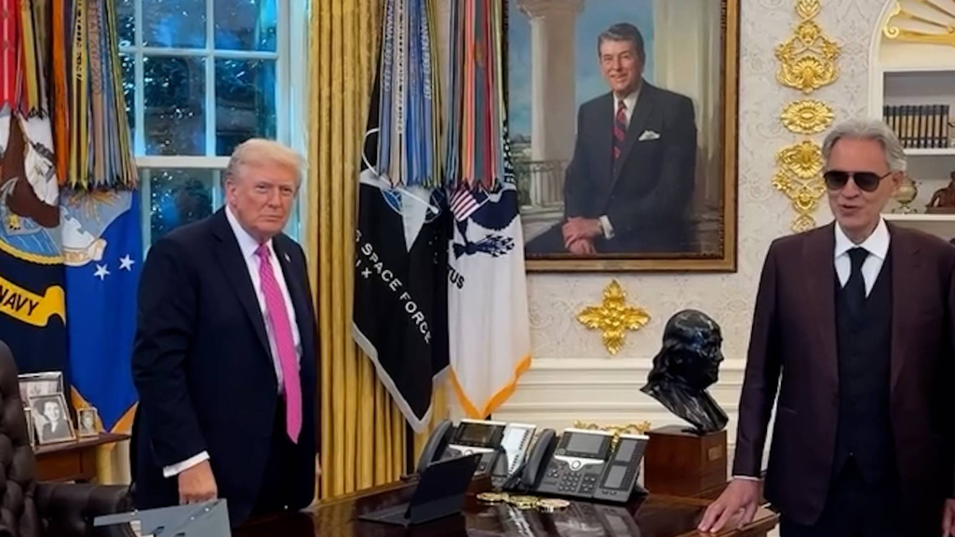 الرئيس الأمريكي دونالد ترمب ومغني الاوبرا بوتشيلي