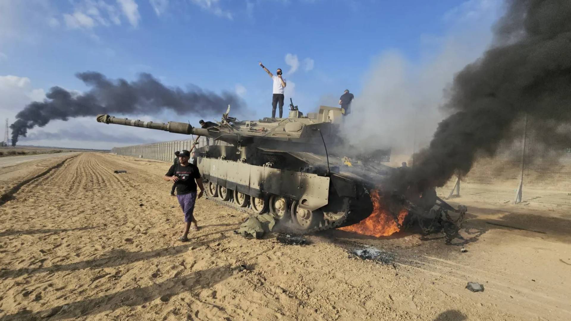 مقاتلوا كتائب القسام يفجرون دبابة للاحتلال في طوفان الأقصى