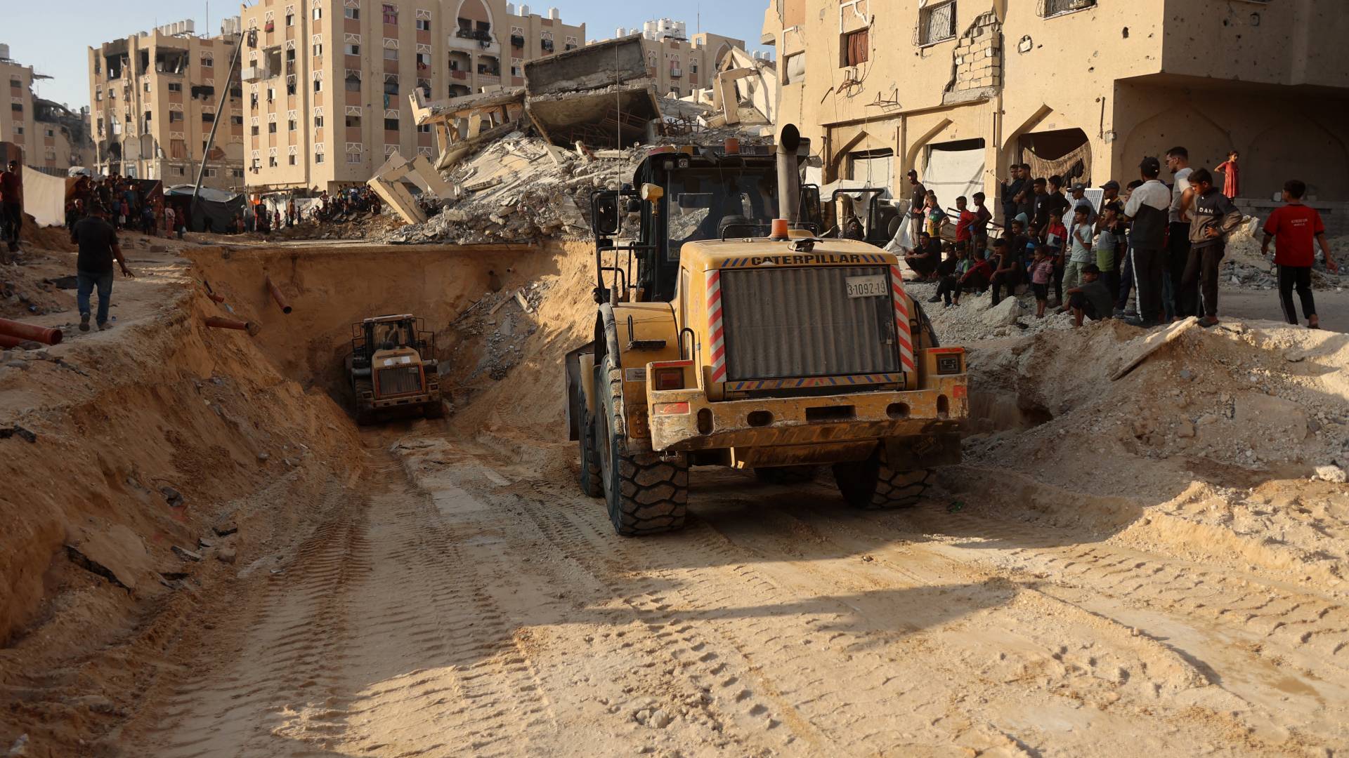 معدات ثقيلة للعثور على رفات المحتجزين "الإسرائيليين" في خان يونس