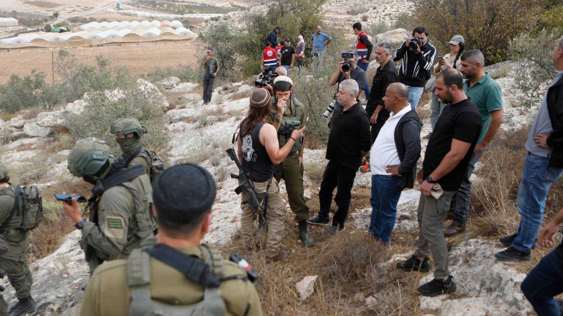 مستوطنون يقتحمون مزارع الفلسطينيين بحماية جيش الاحتلال