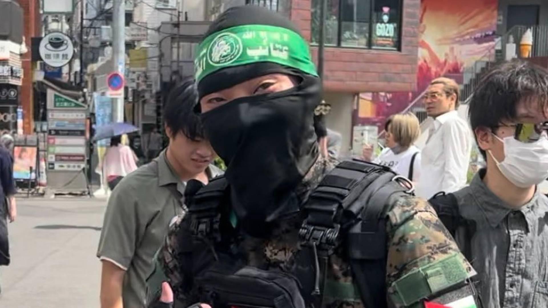 يابانيون يرتدون زي كتائب القسام دعما لغزة يثيرون تفاعلا واسعا على مواقع التواصل