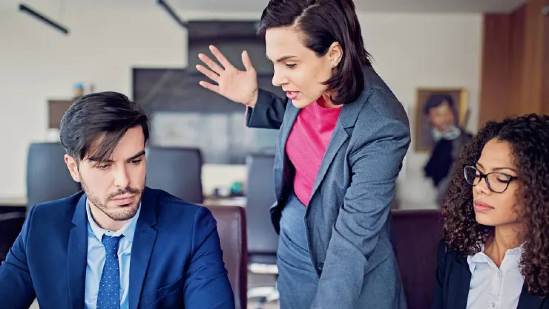العنف الوظيفي: كيف تكتشف التهديدات الخفية في بيئة عملك قبل فوات الأوان؟