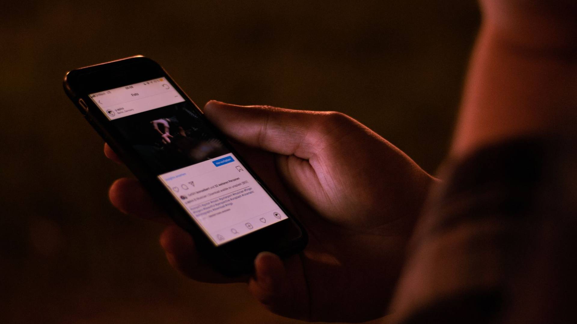 صور عبر منصات التواصل الاجتماعي