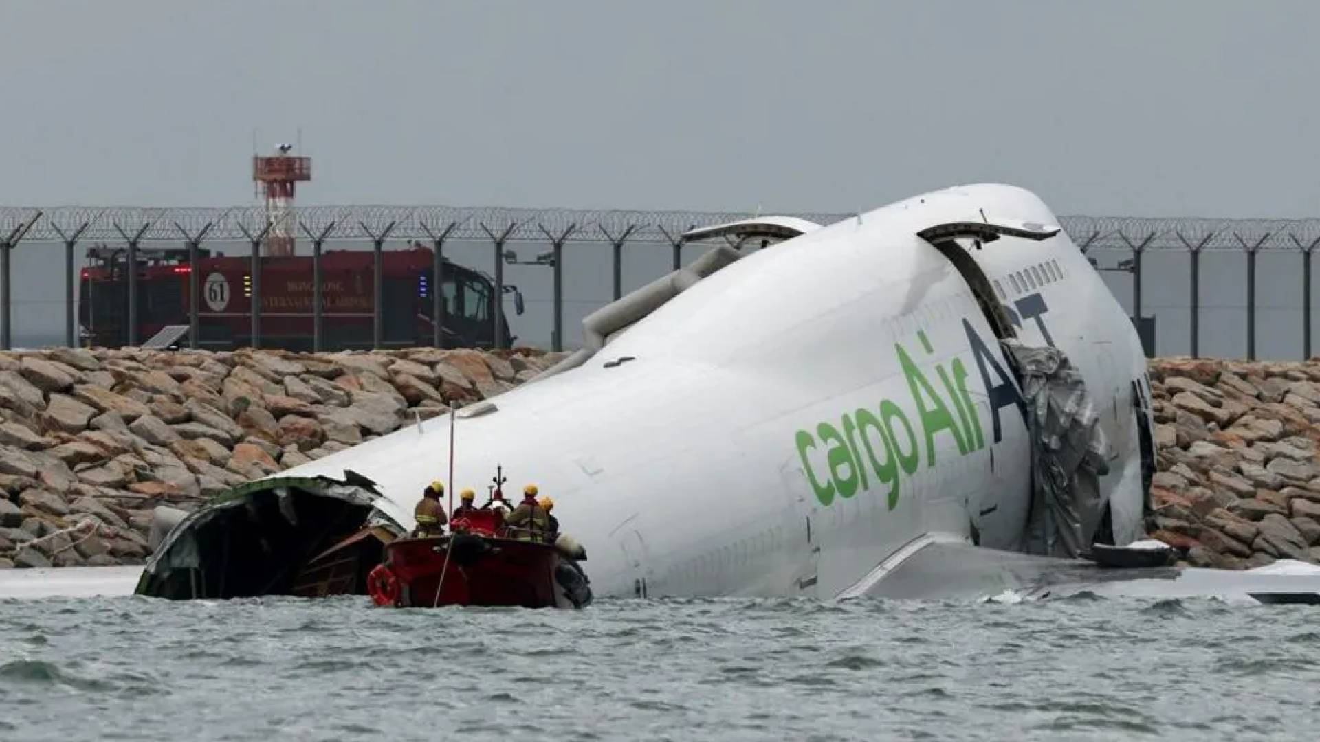 مصرع شخصين بتحطم طائرة شحن في هونغ كونغ بعد اصطدامها بمركبة أرضية وانزلاقها إلى البحر