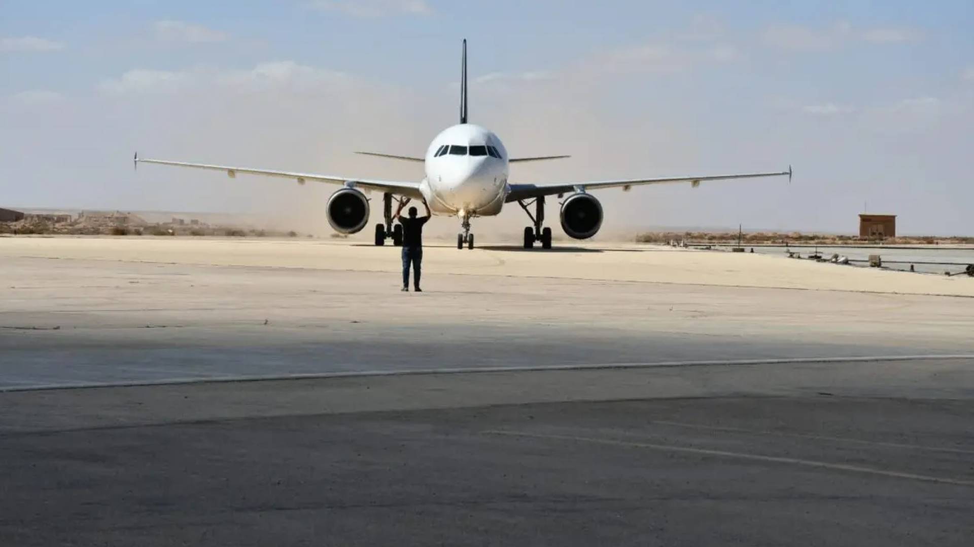 طائرة على المدرج