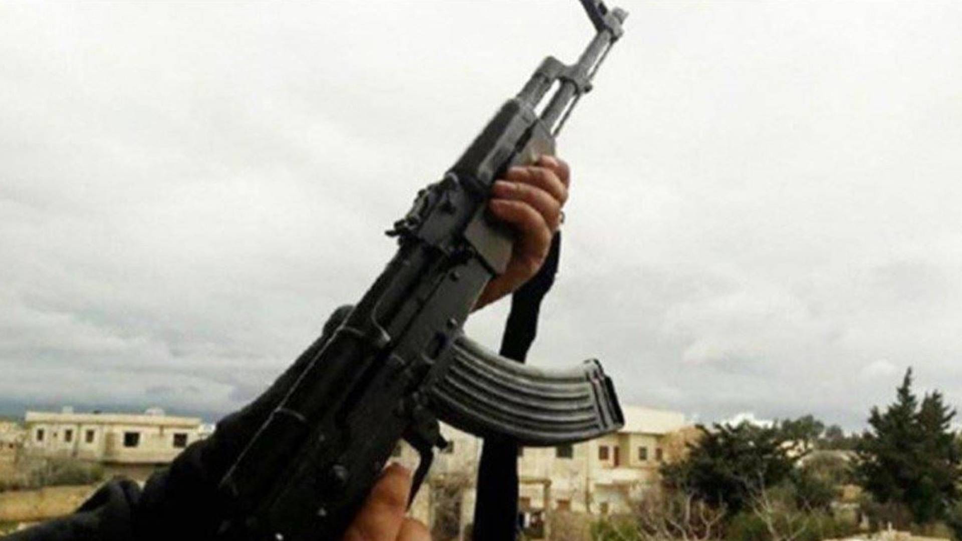 شخص يطلق النار بسلاح آلي