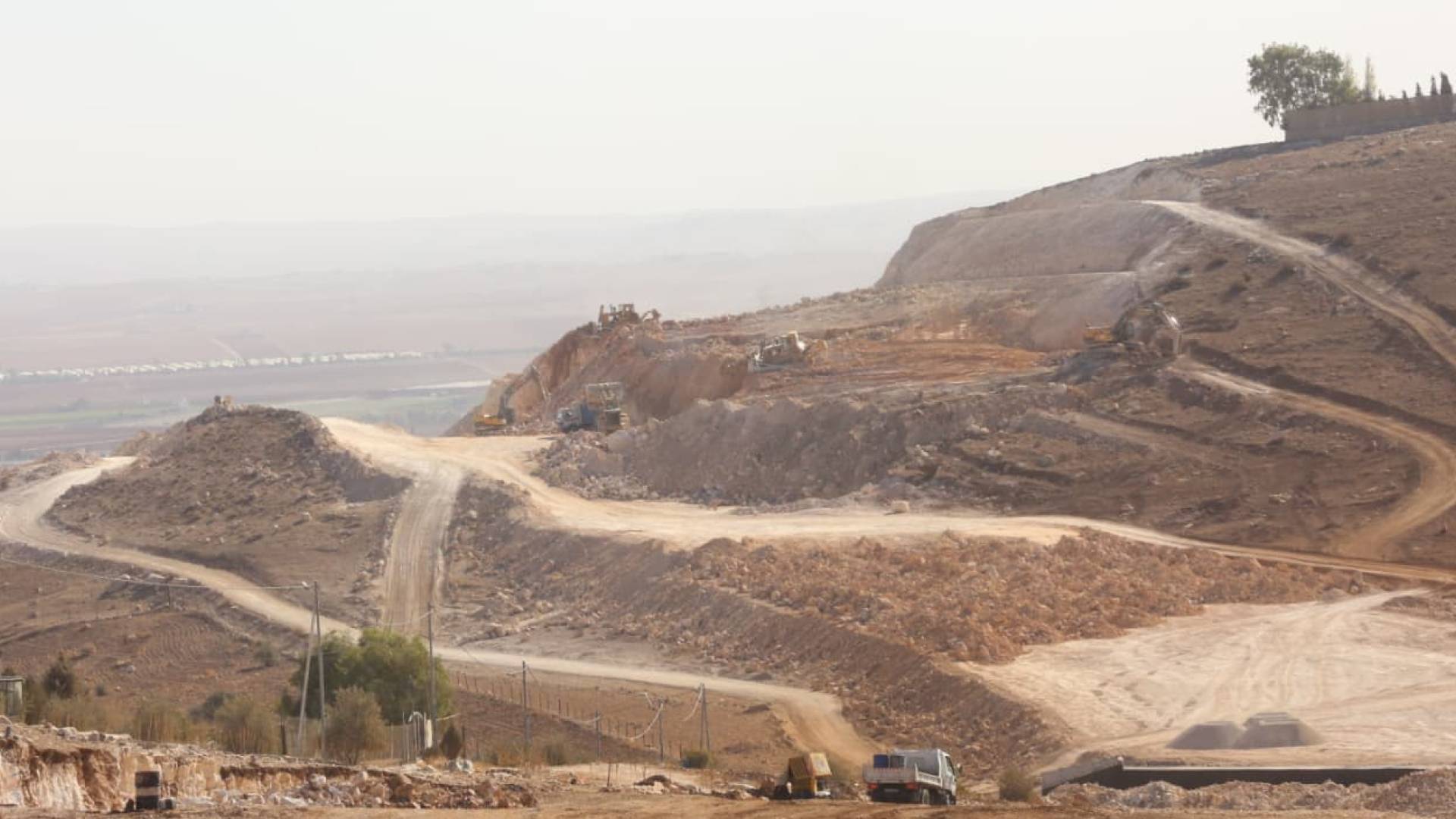 وزير الأشغال العامة والإسكان المهندس ماهر أبو السمن، يتفقد سير العمل في مشروع طريق إربد الدائري