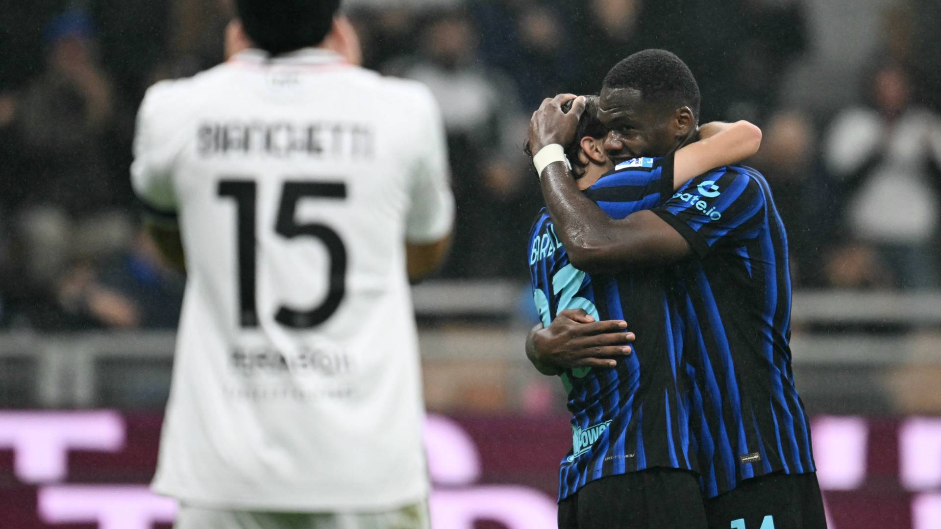 لاعبو إنتر ميلان يحتفلون بهدف سابق