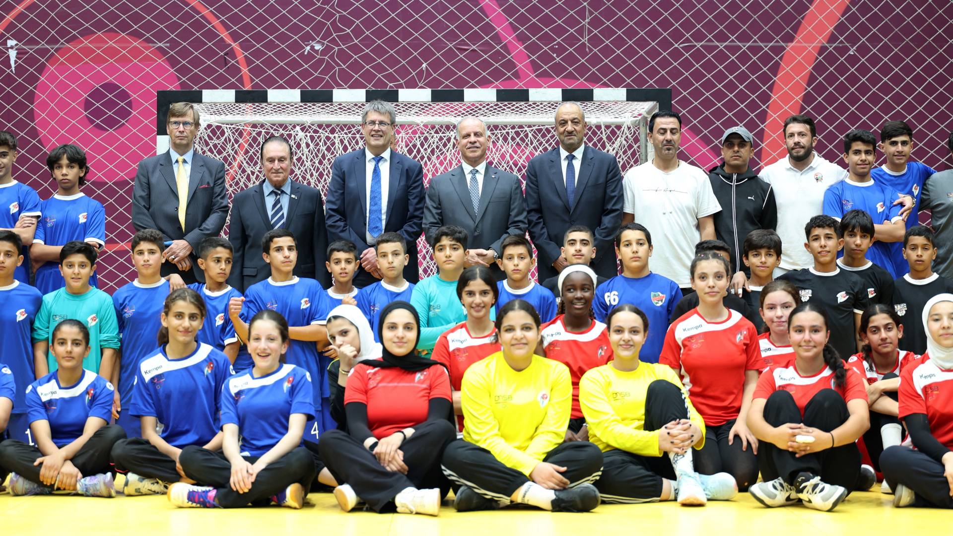 الأمير فيصل بن الحسين والمشاركين في الحفل