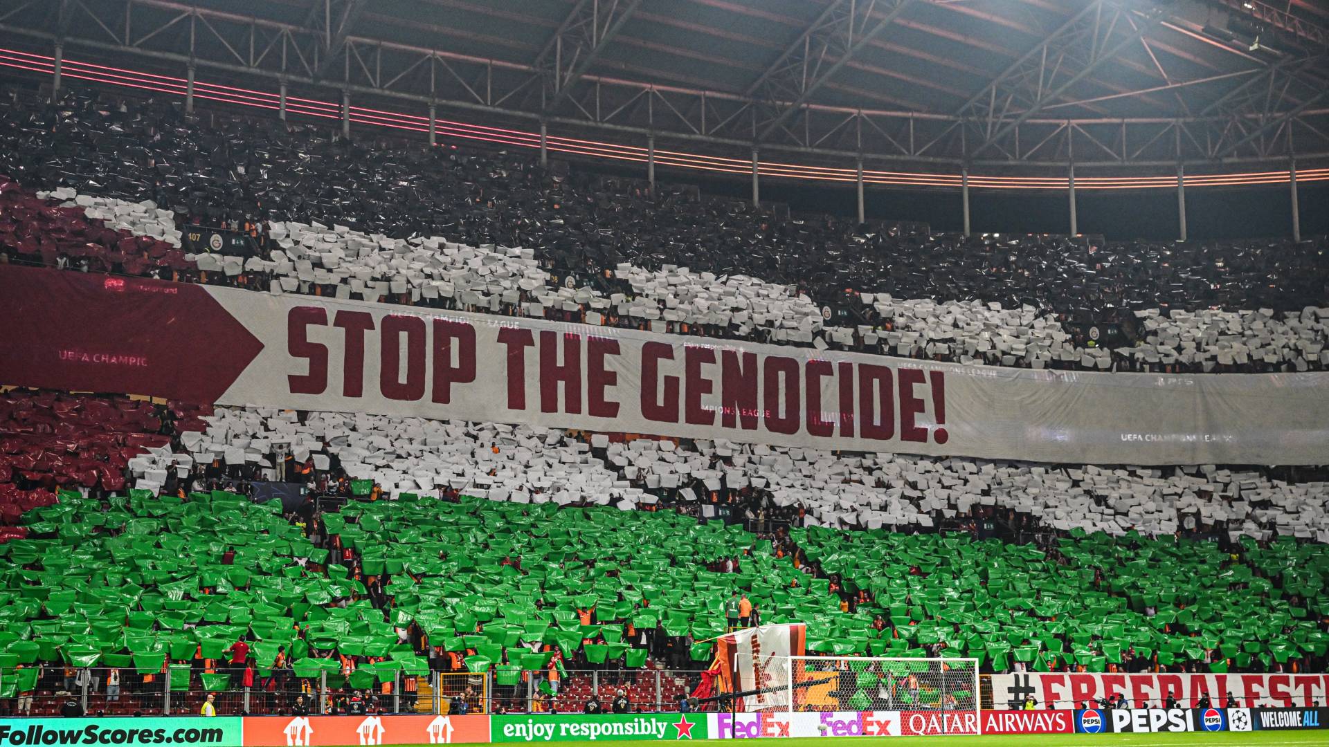 تيفو علم فلسطين يزين مدرجات ملعب الفريق التركي