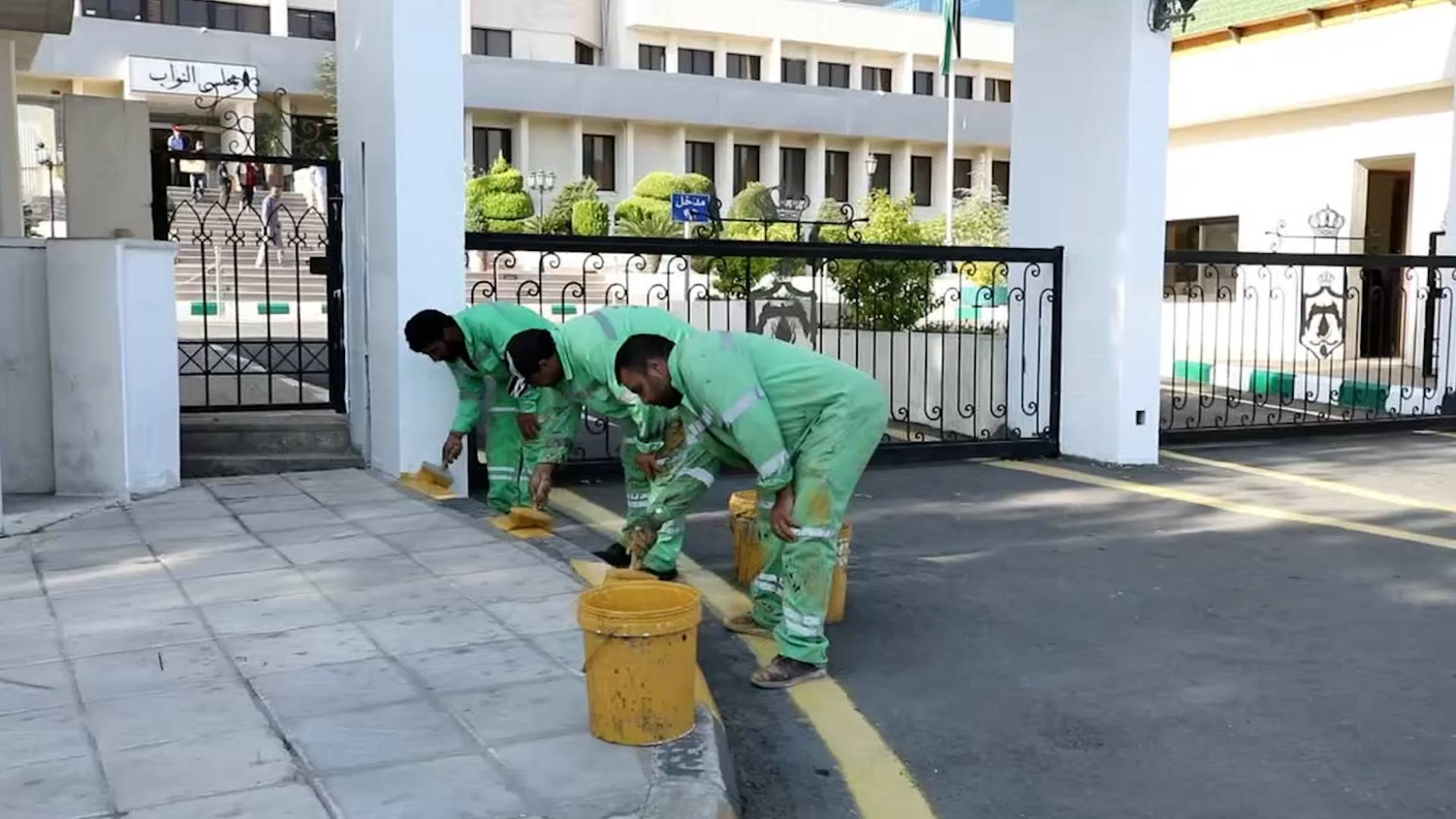 جانب من أعمال الصيانة التي تجريها أمانة عمان