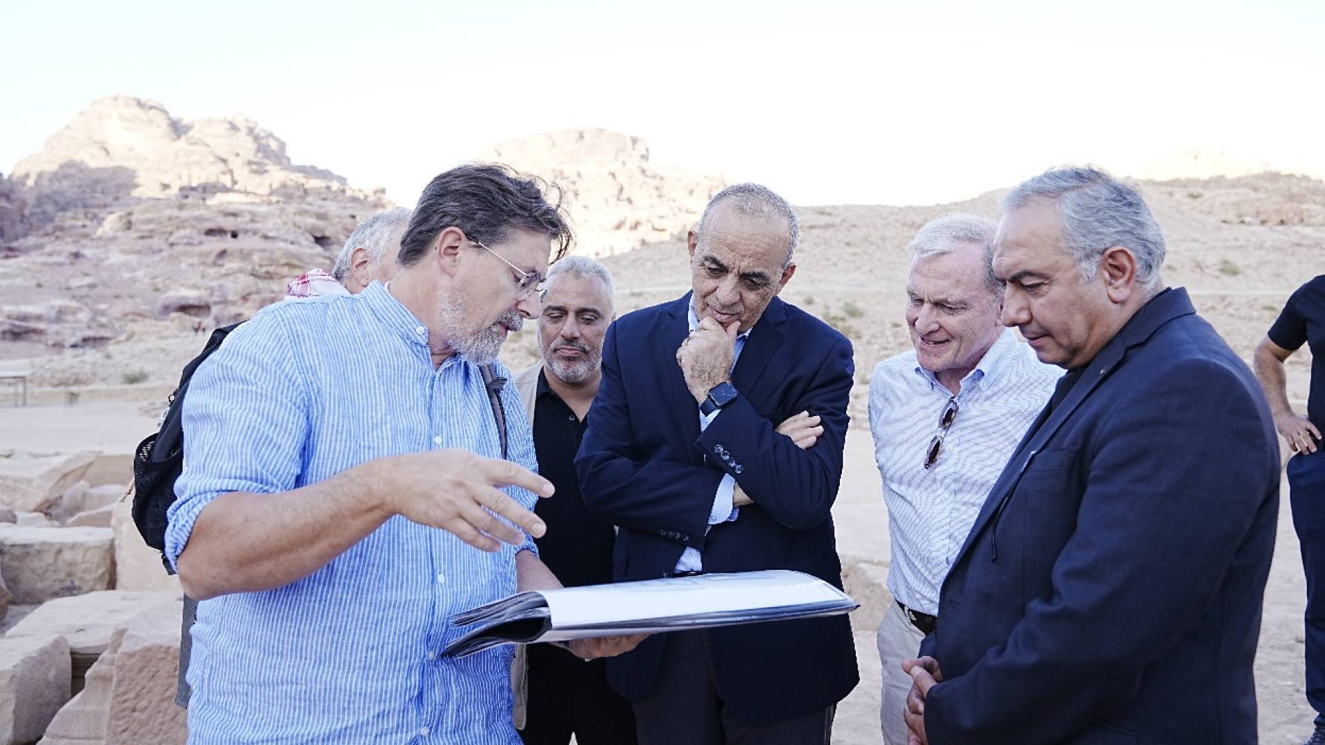 وزير السياحة ورئيس سلطة إقليم البترا يتفقدان مشروع التنقيب في قصر البنت