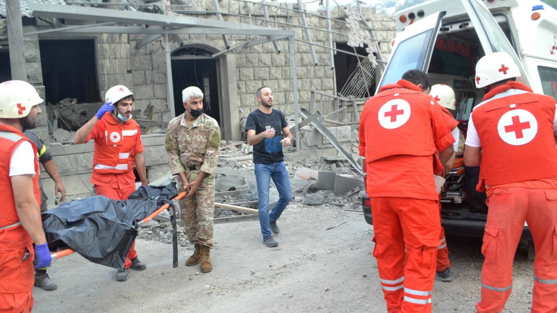 الدفاع المدني اللبناني ينتشل شهيد عقب غارات الاحتلال.. ارشيفية