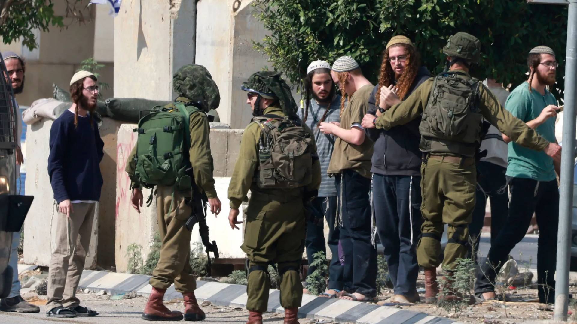 مجموعة من المستوطنين بحماية جيش الاحتلال
