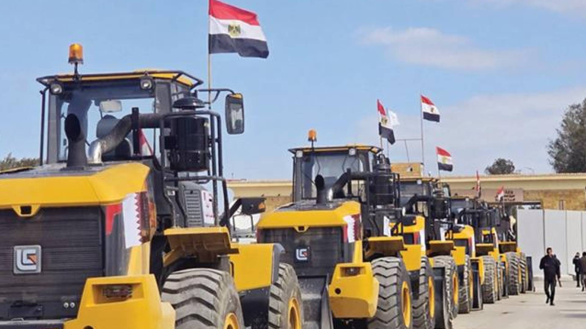 طواقم وآليات مصرية تدخل إلى قطاع غزة