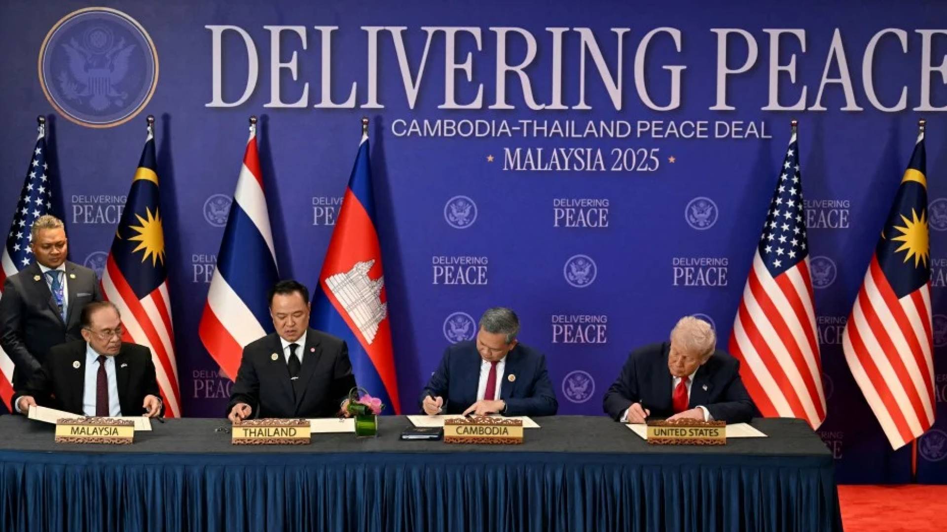 توقيع اتفاق وقف إطلاق نار بين كمبوديا وتايلاد