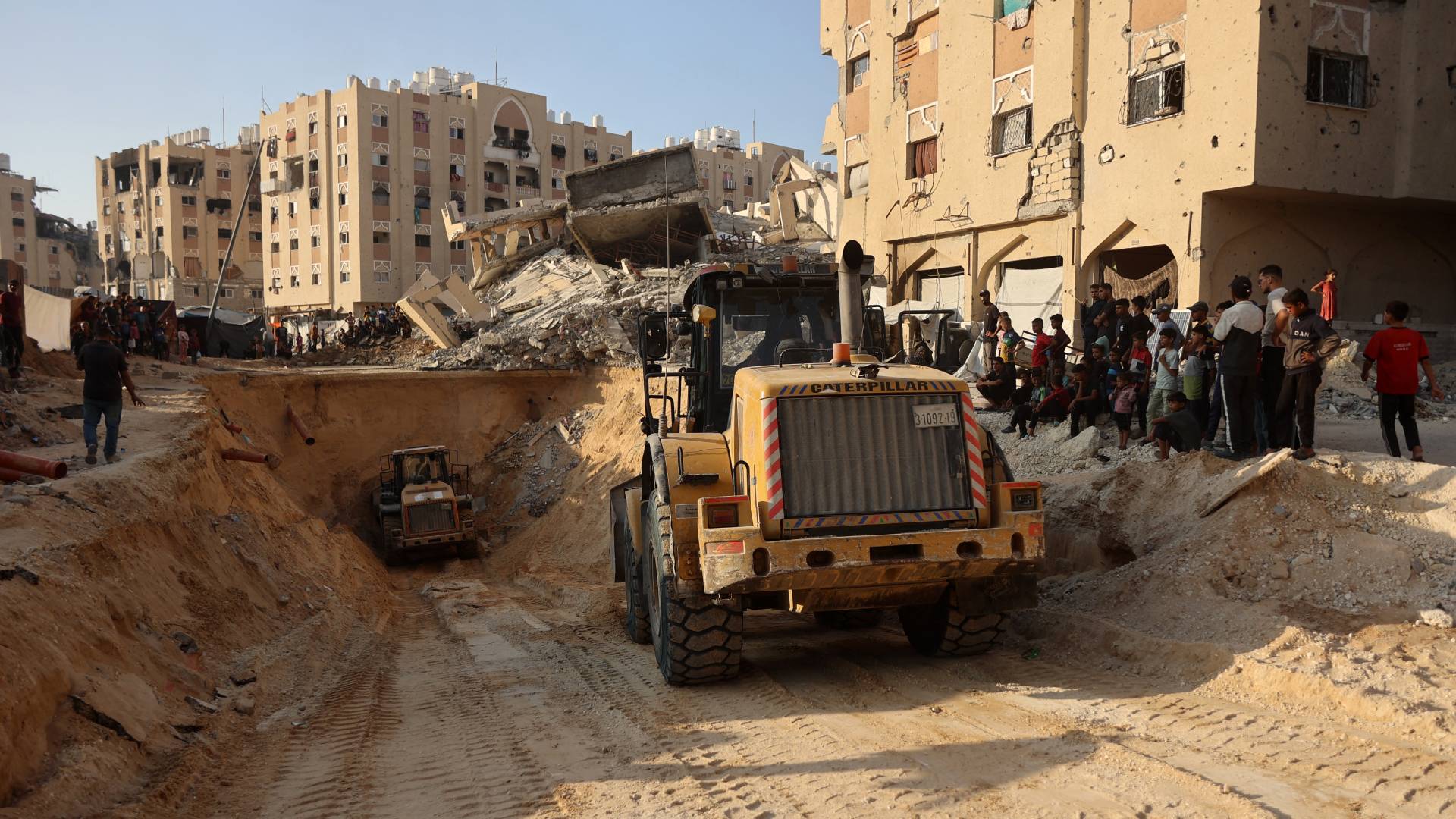 آليات ثقيلة تواصل العمل بحثا عن جثامين محتجزي الاحتلال