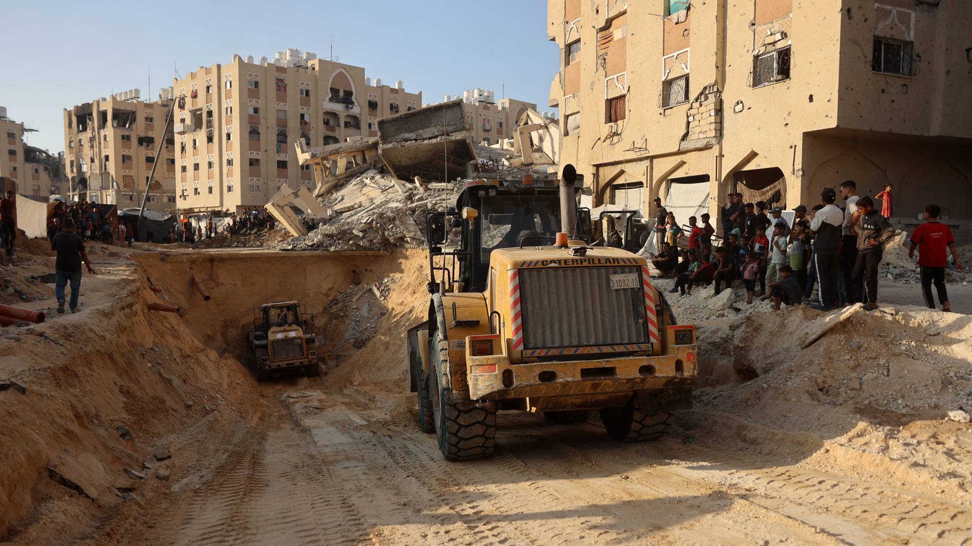 آلية ثقيلة تبحث عن جثث المحتجزين في غزة.. ارشيفية