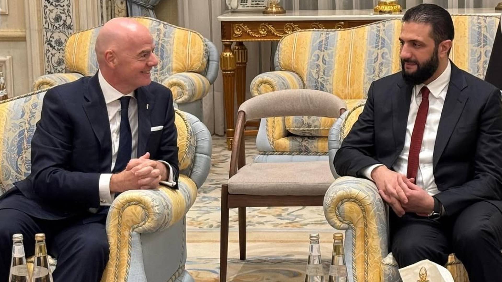 رئيس الفيفا جياني إنفانتينو و الرئيس اسوري أحمد الشرع