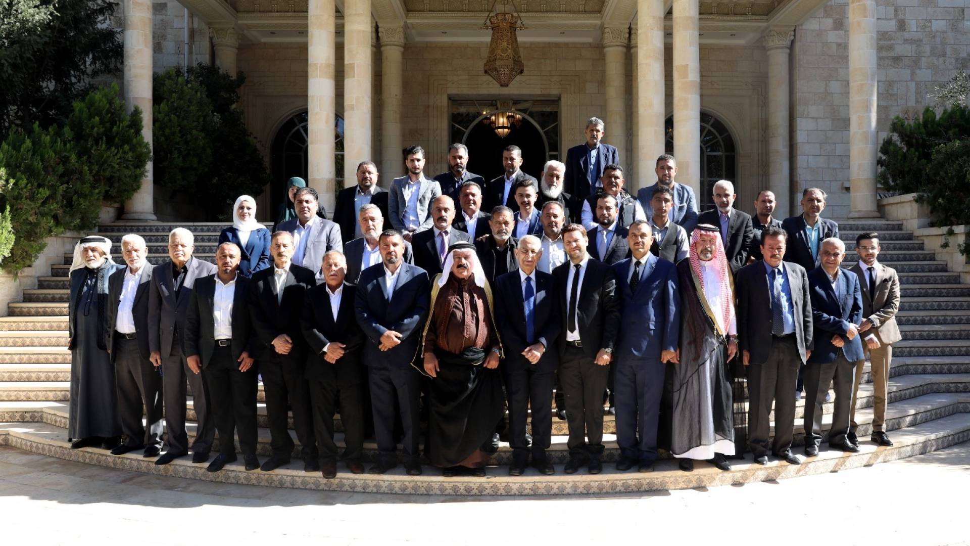 العيسوي خلال لقائه وفدا من أبناء عشيرة العنيزات