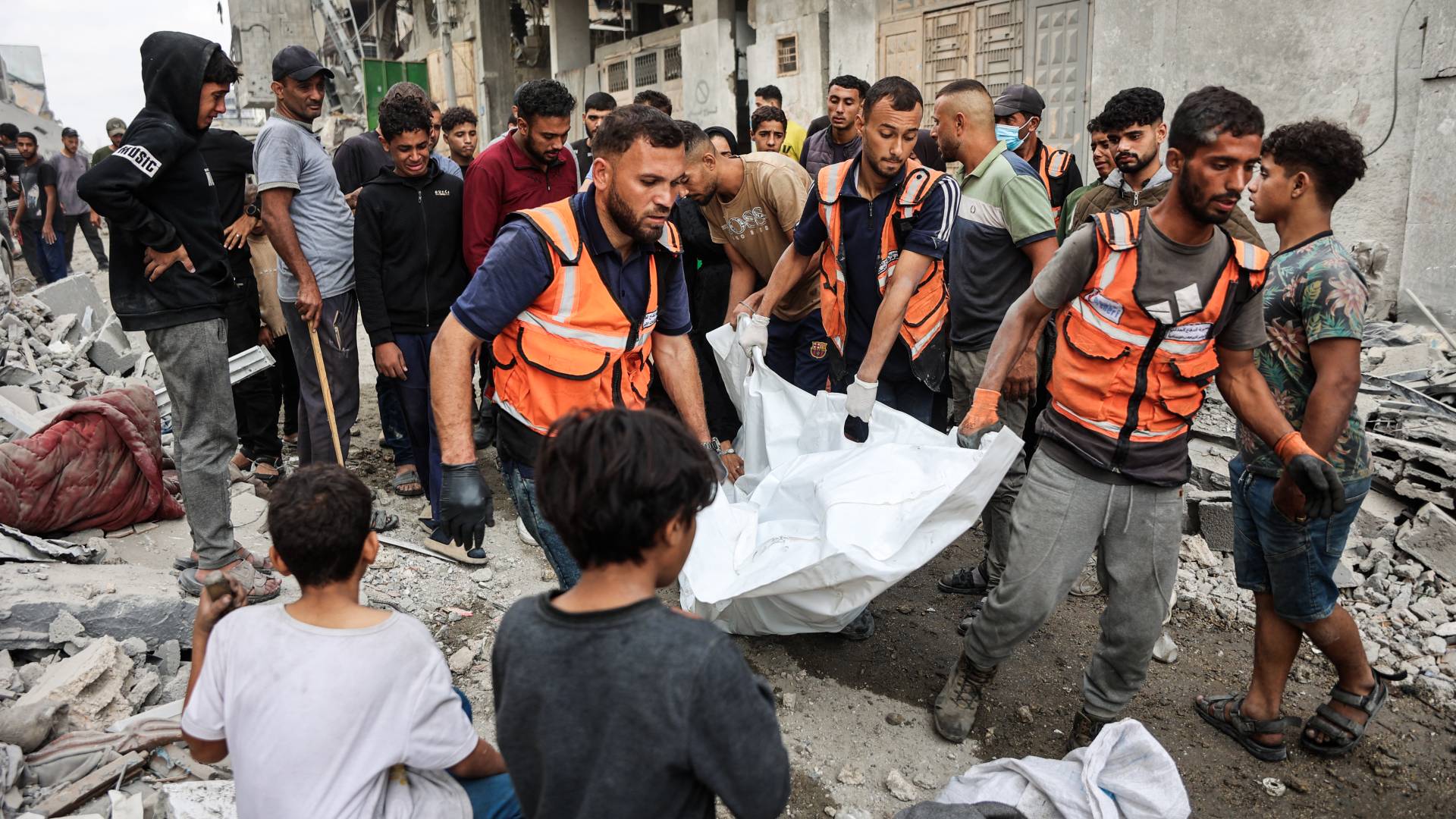 الدفاع المدني في غزة ينتشل جثمان أحد الشهداء