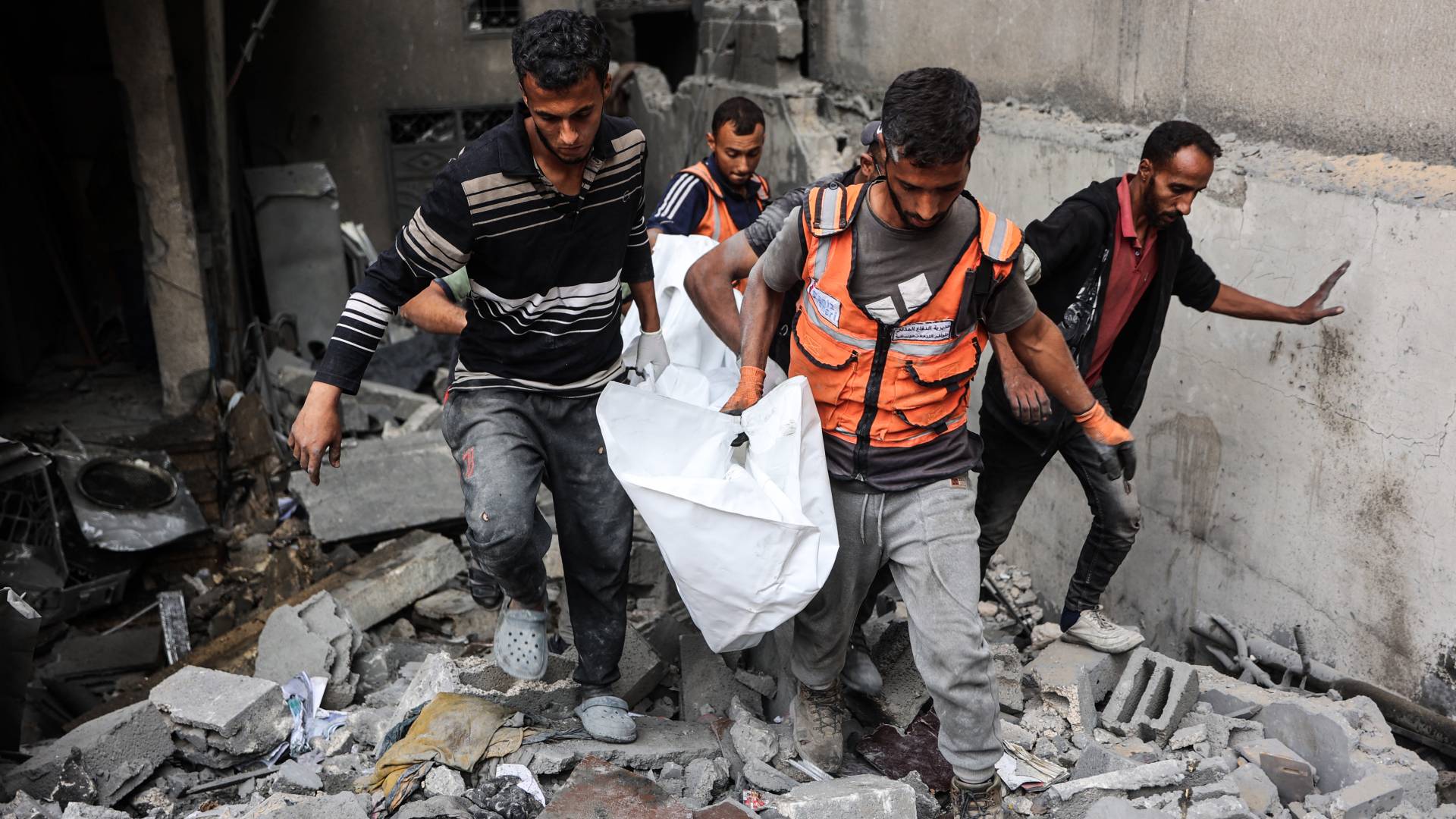 الدفاع المدني في غزة ينتشل جثامين الشهداء