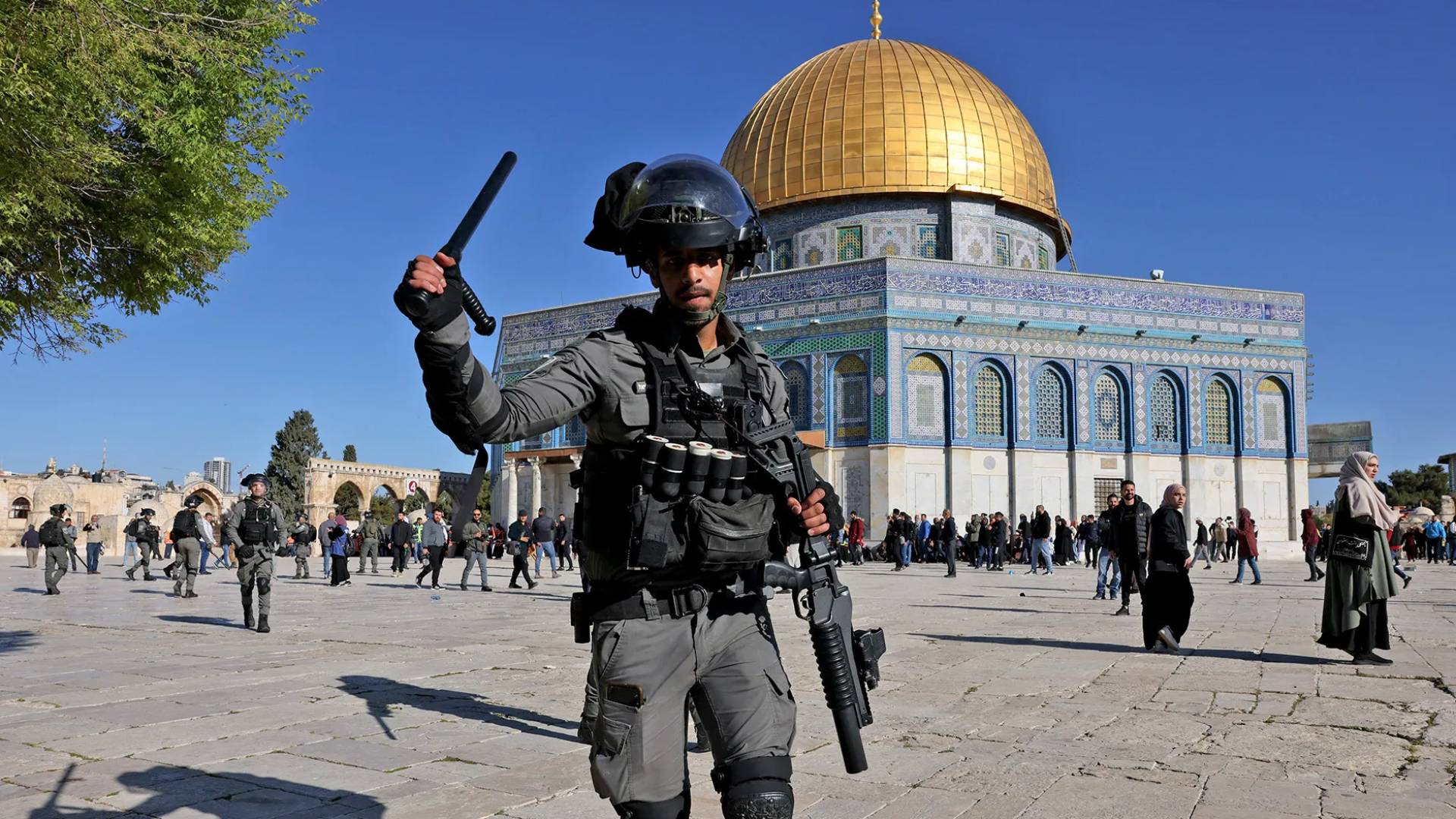 عنصر من شرطة الاحتلال يهدد الفلسطينيين داخل باحات القدس