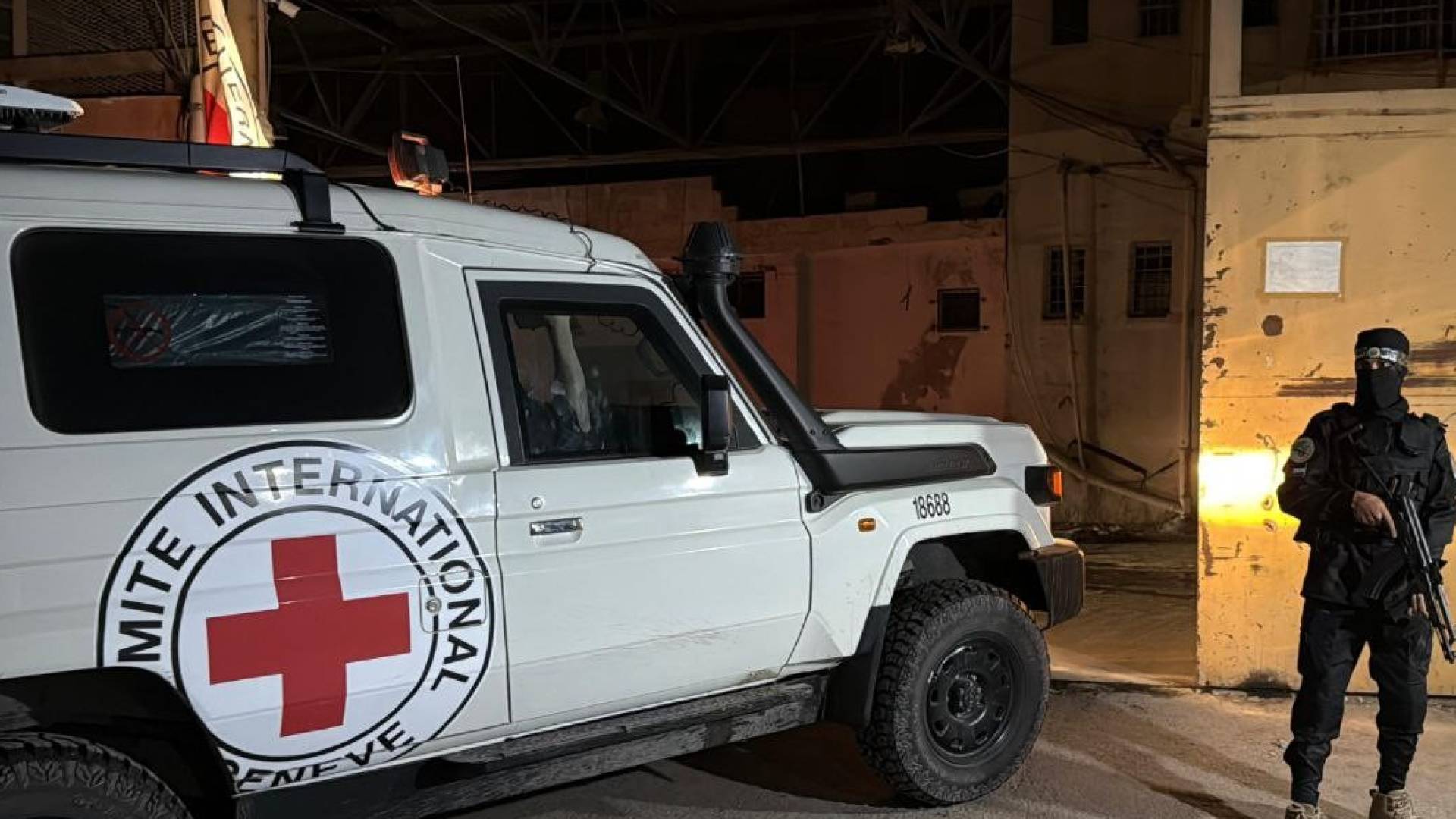 سيارة من الصليب الأحمر تستعد لتحميل جثث المحتجزين في غزة