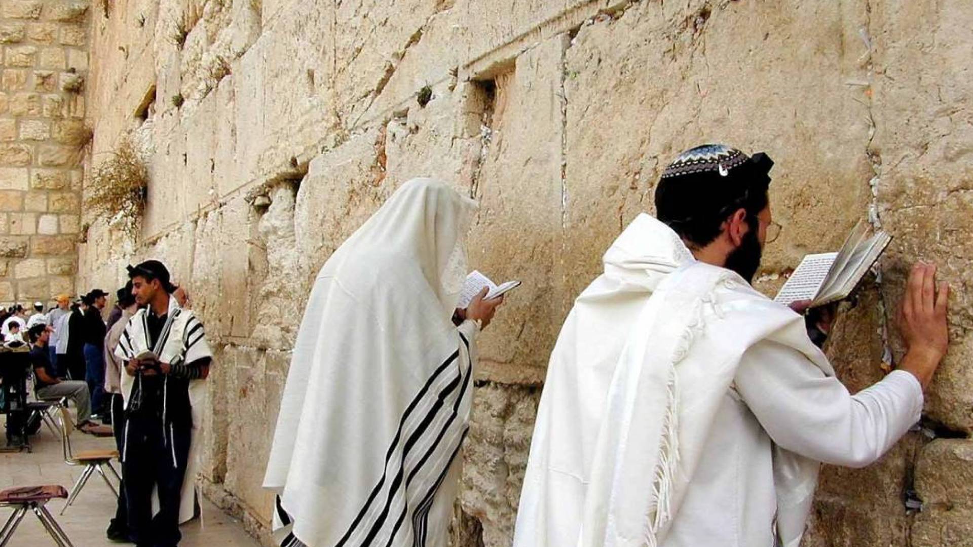يهود يؤدون "صلاوات تلمودية" بجوار حائط البراق