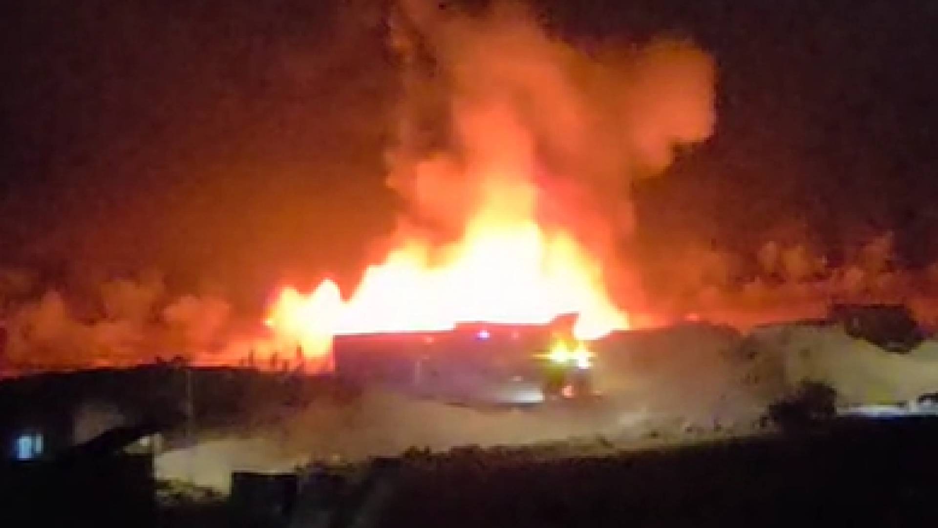 الدفاع المدني يخمد حريقًا في ساحة خارجية تحتوي على مواد بلاستيكية في محافظة إربد