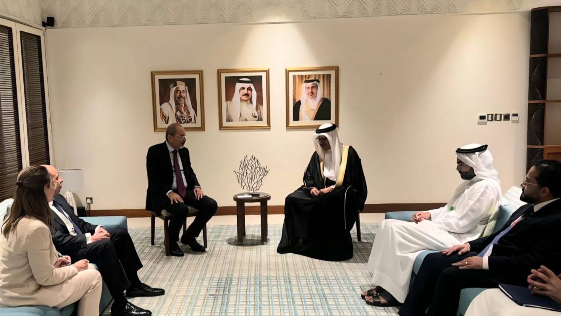 وزير الخارجية أيمن الصفدي يلتقي وزير الخارجية البحريني والمبعوث الأممي إلى اليمن هانس غروندبرغ على هامش حوار المنامة 2025