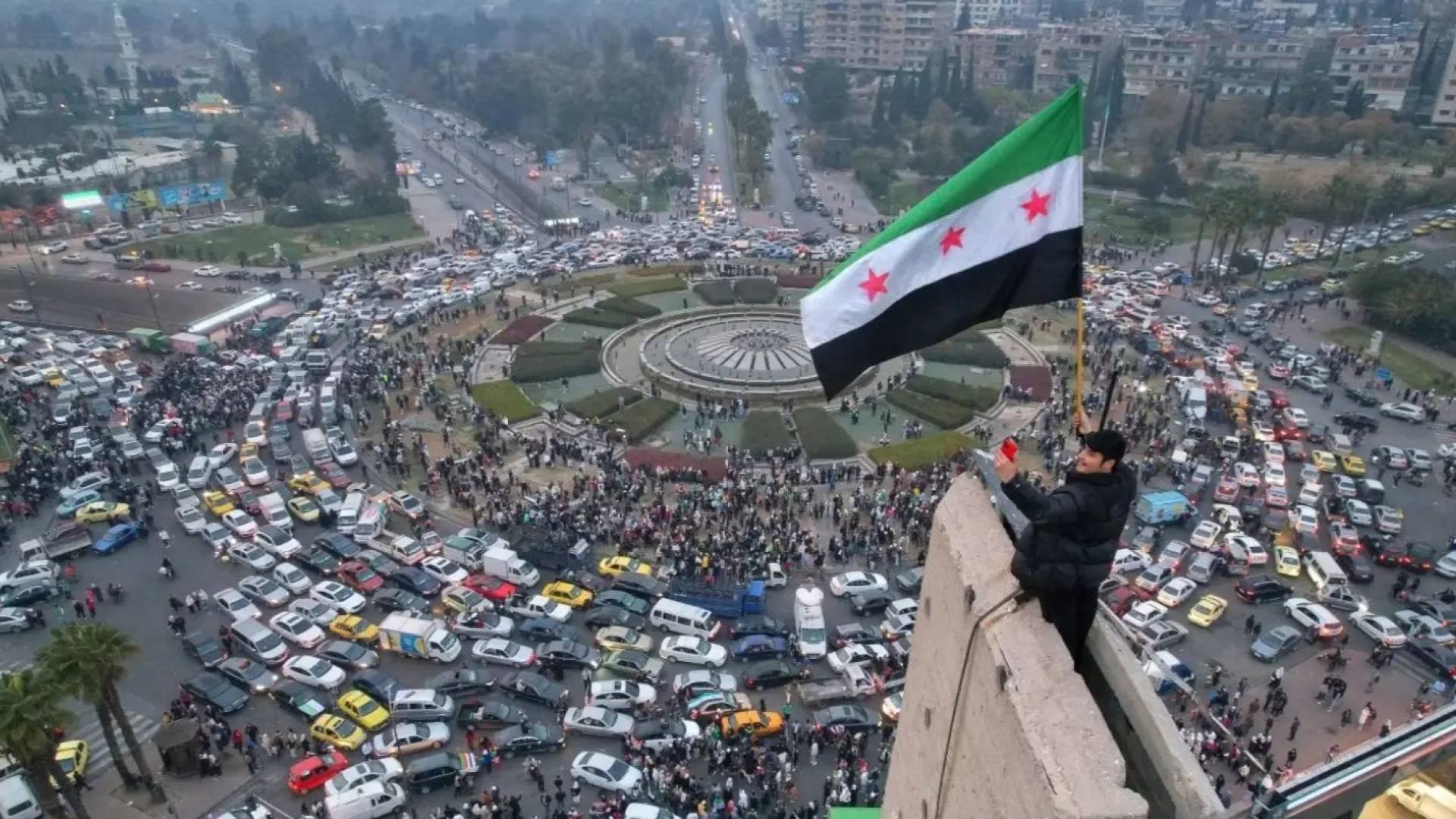 علم سوريا الجديد في العاصمة دمشق