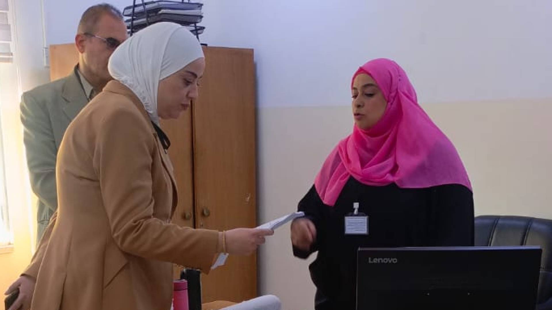 وزير التنمية خلال الجولة التفقدية في المركز